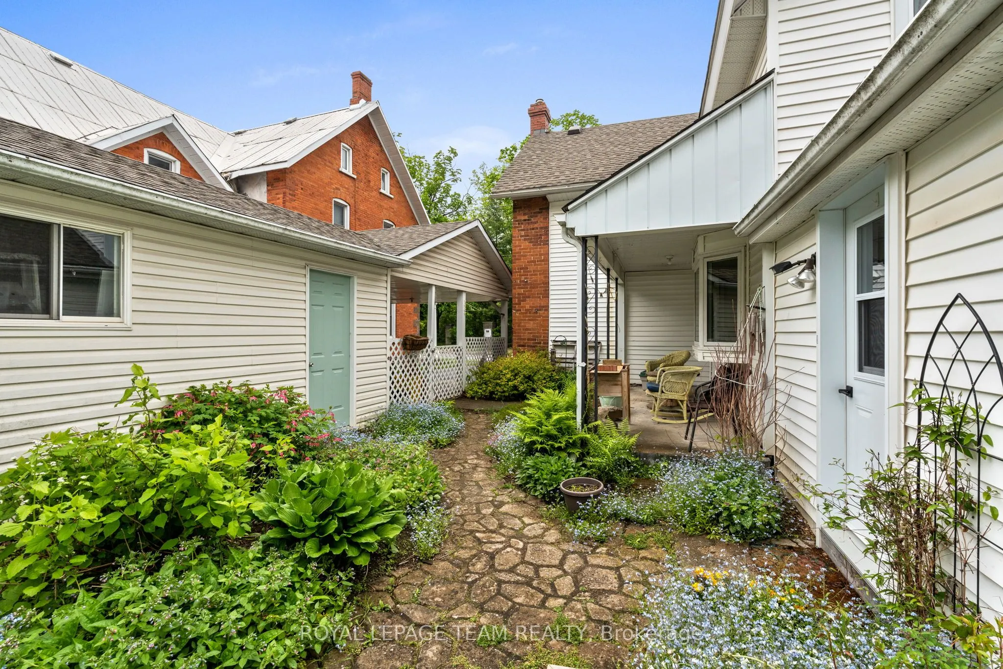 82 Lake Avenue E