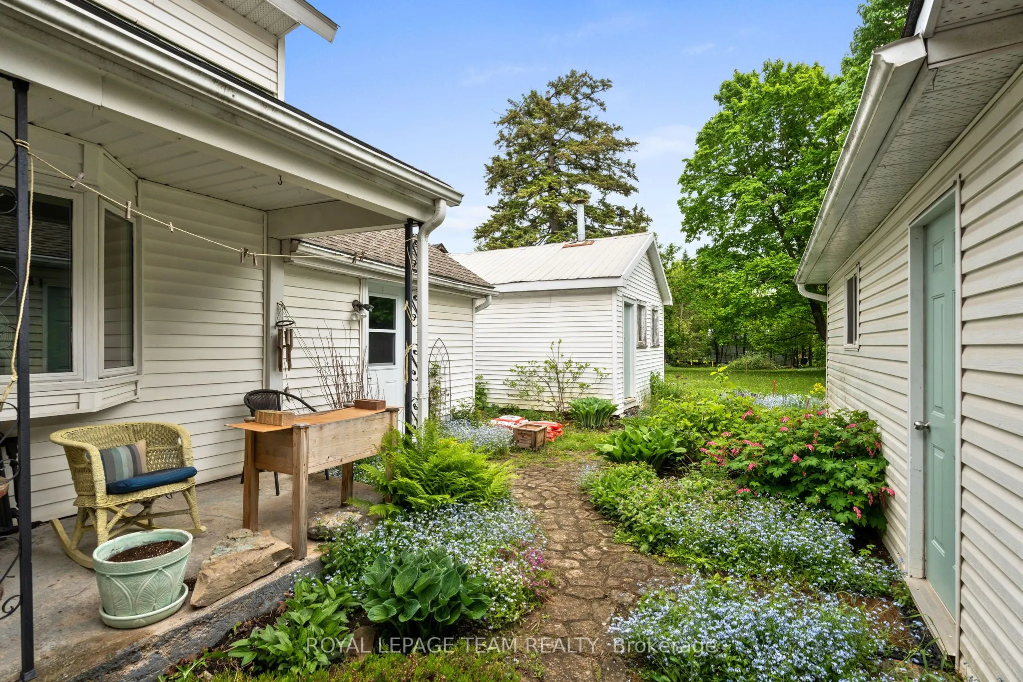 82 Lake Avenue E