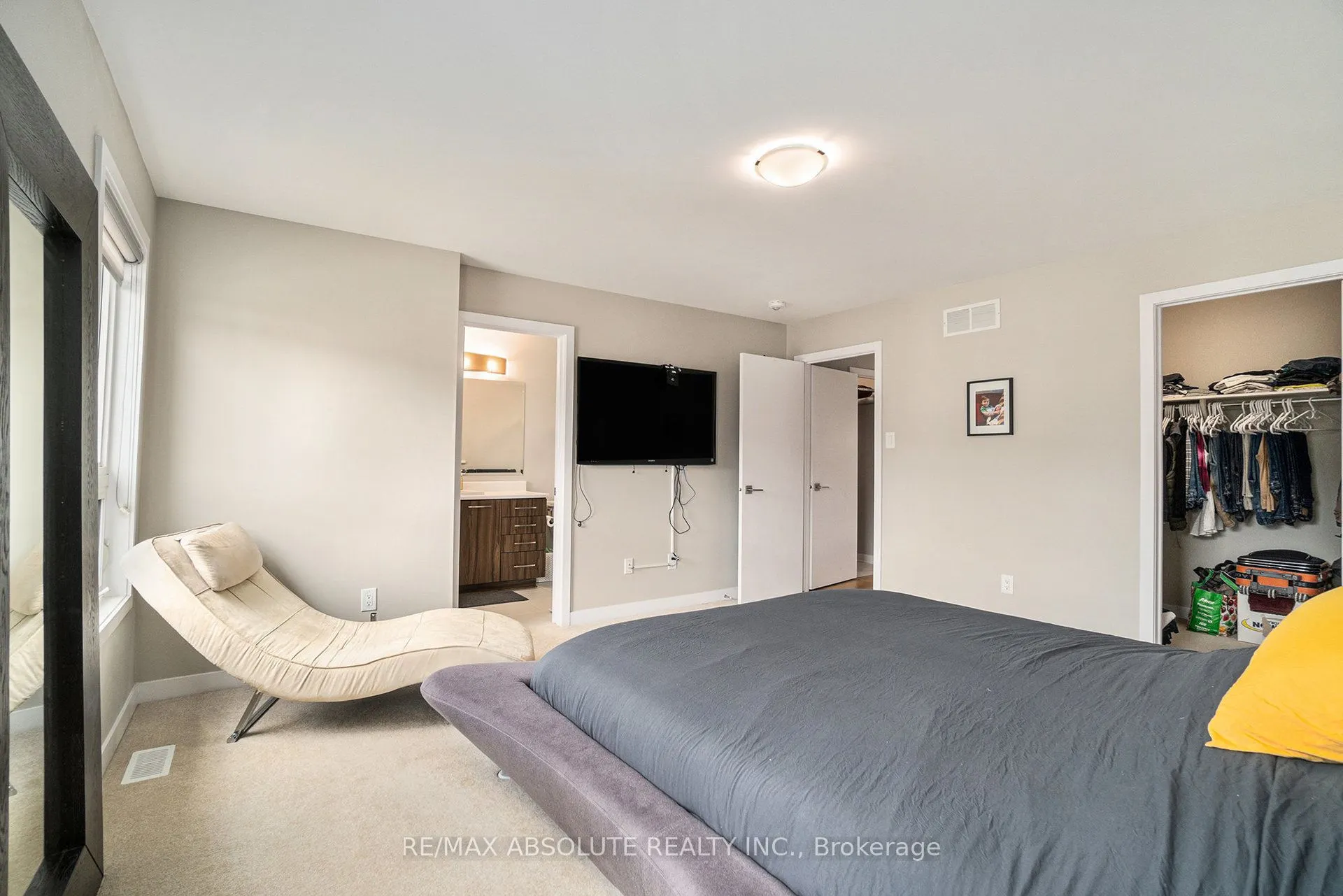 560 Triangle Street N