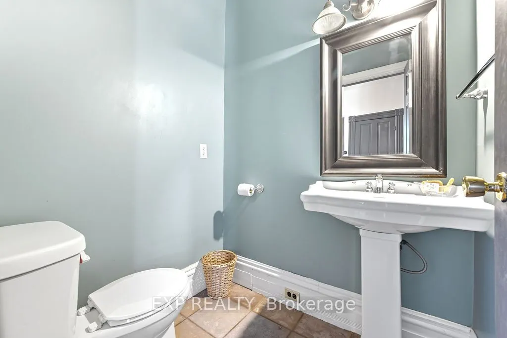 7 Hincks Avenue W