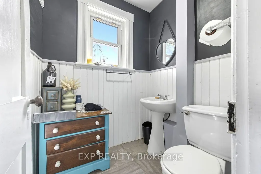 7 Hincks Avenue W
