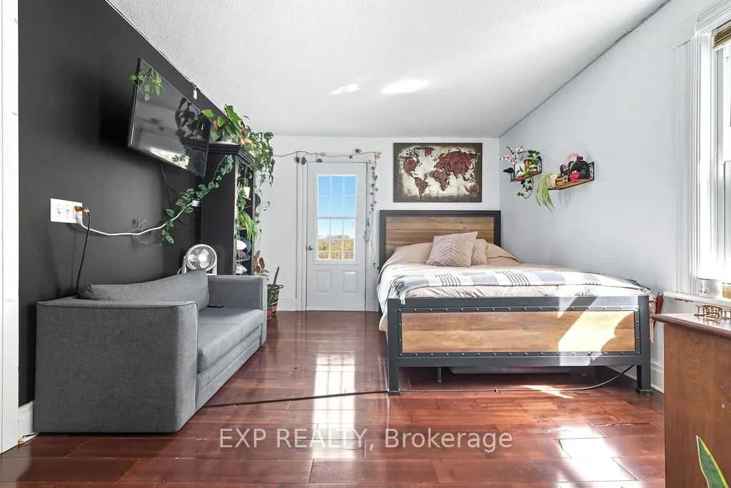 7 Hincks Avenue W