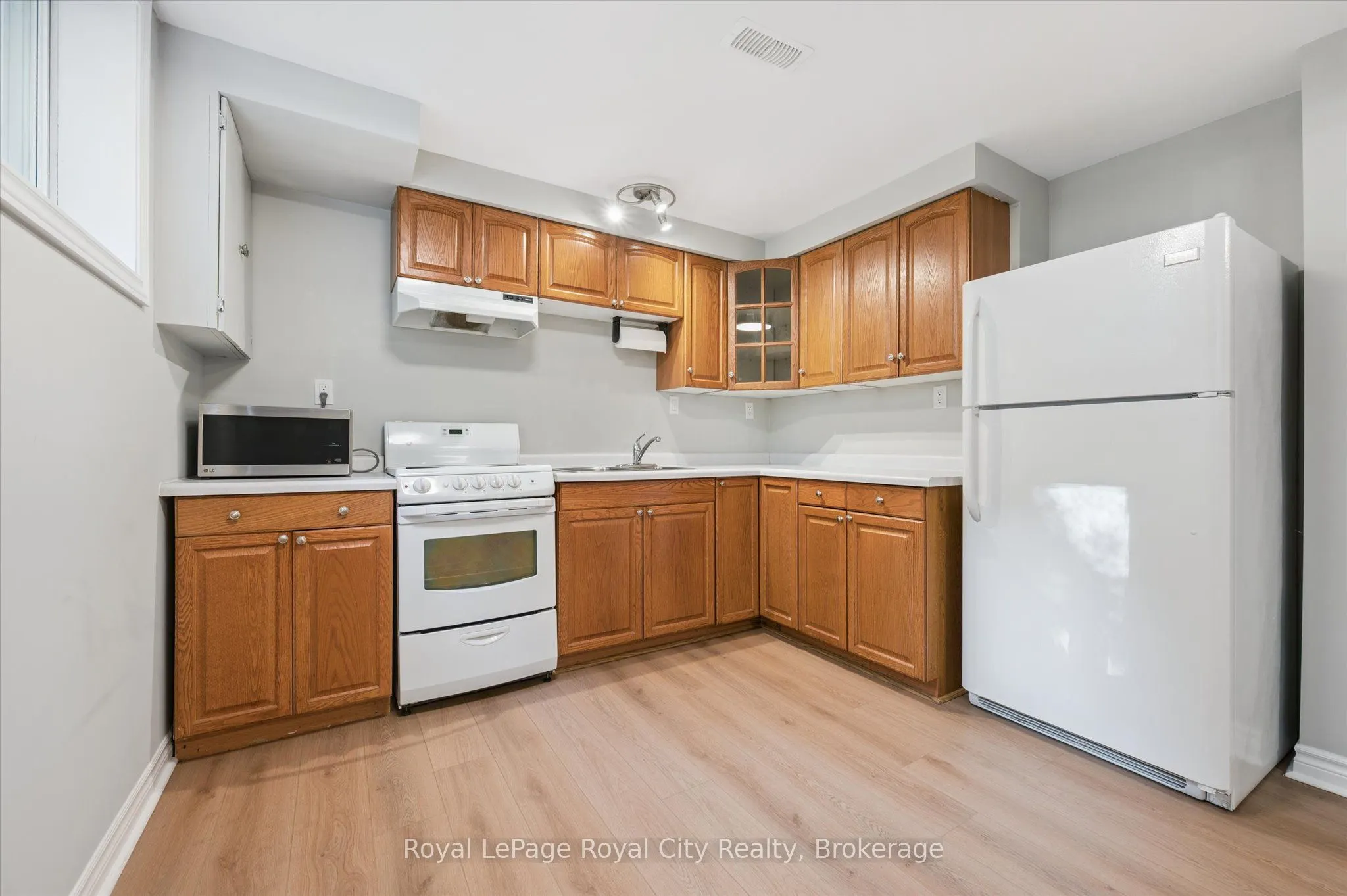 586 Kortright Road W