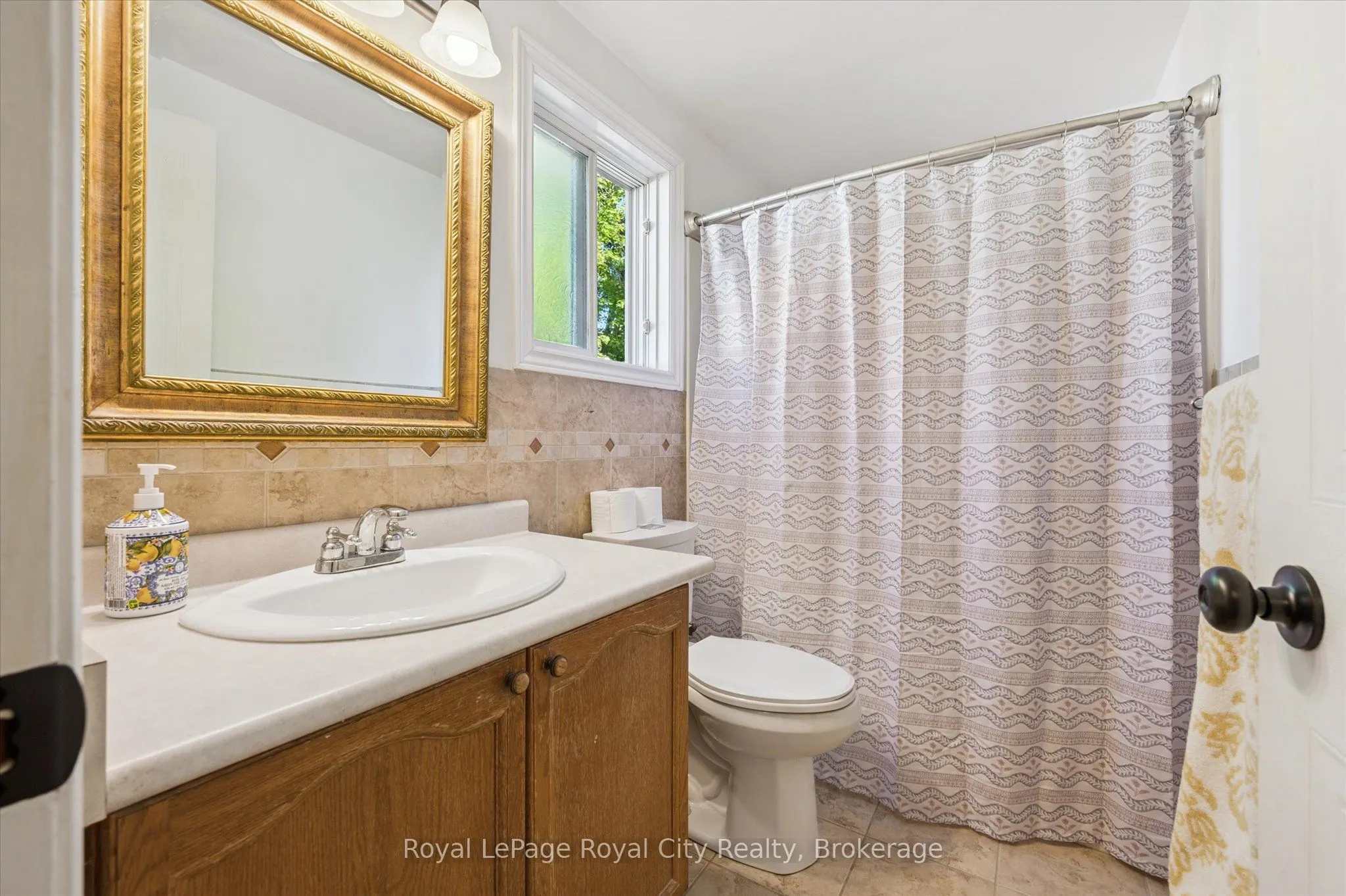 586 Kortright Road W