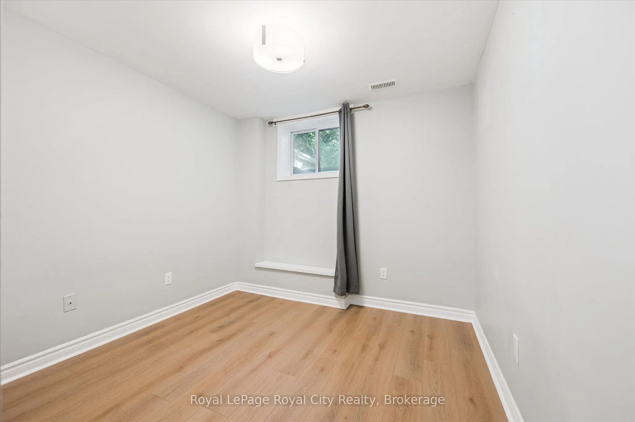 586 Kortright Road W