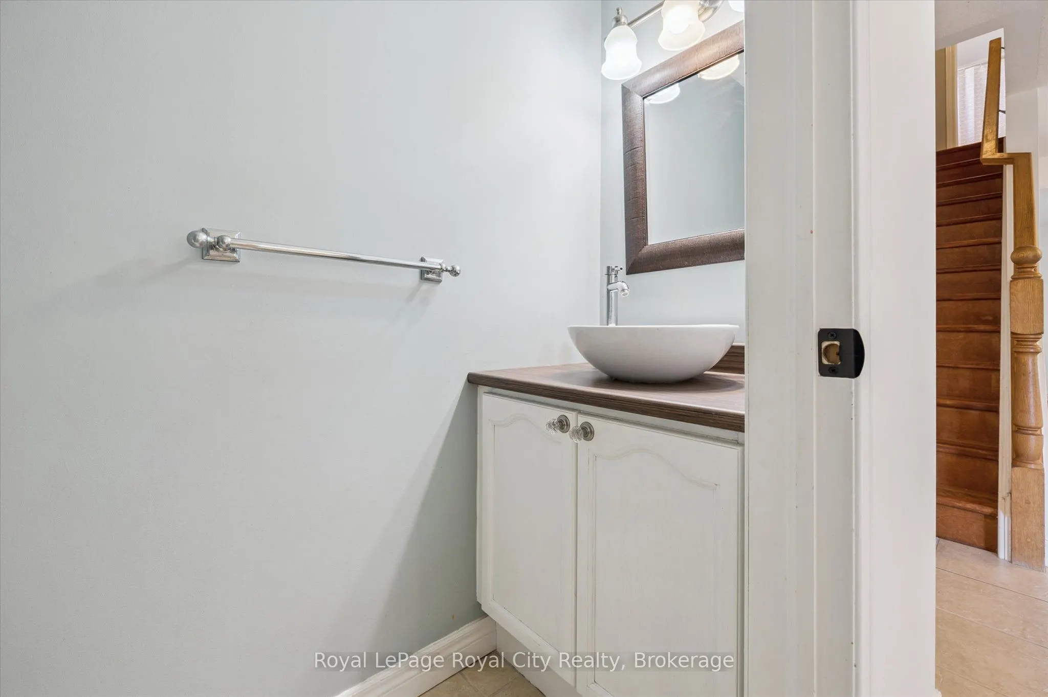 586 Kortright Road W