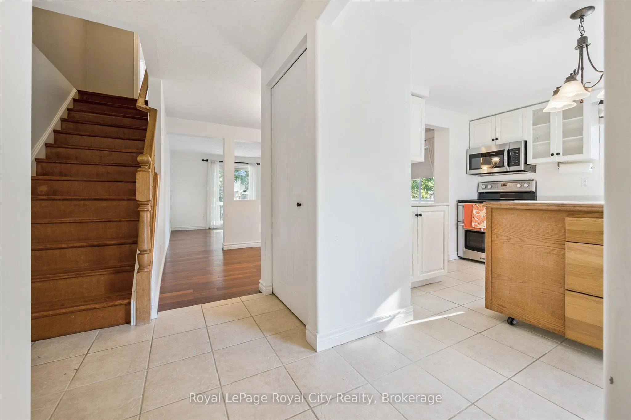 586 Kortright Road W