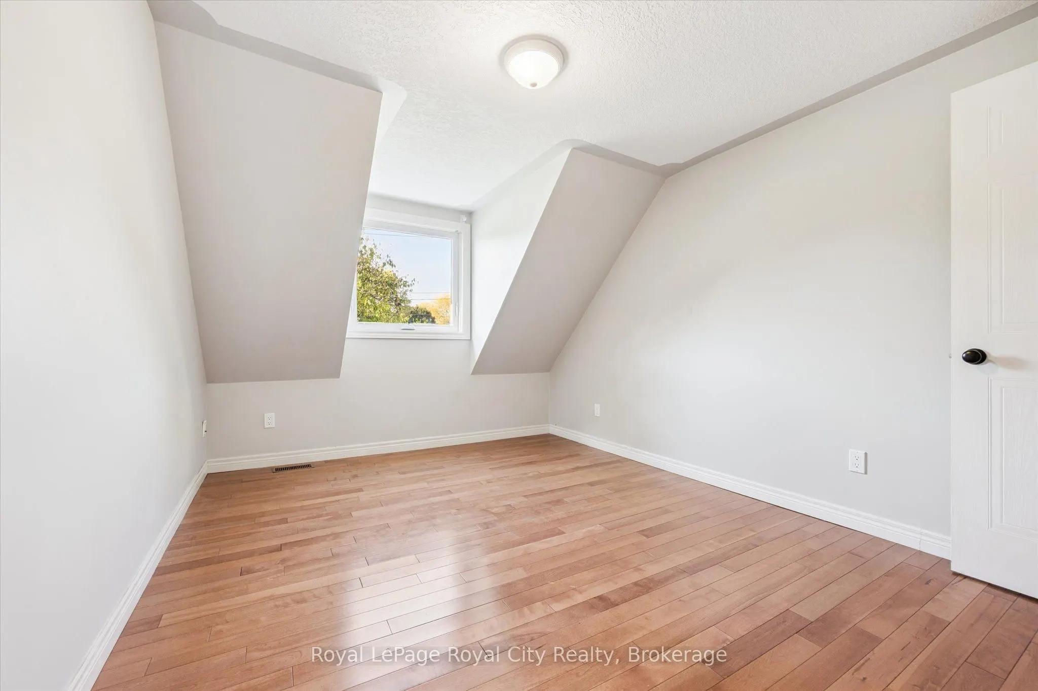 586 Kortright Road W