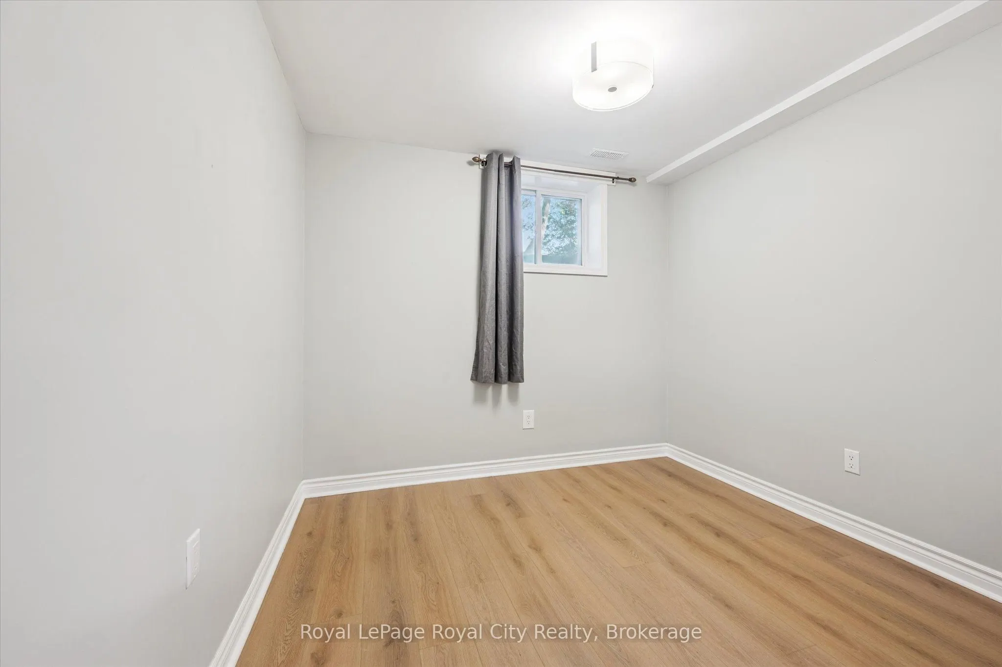 586 Kortright Road W