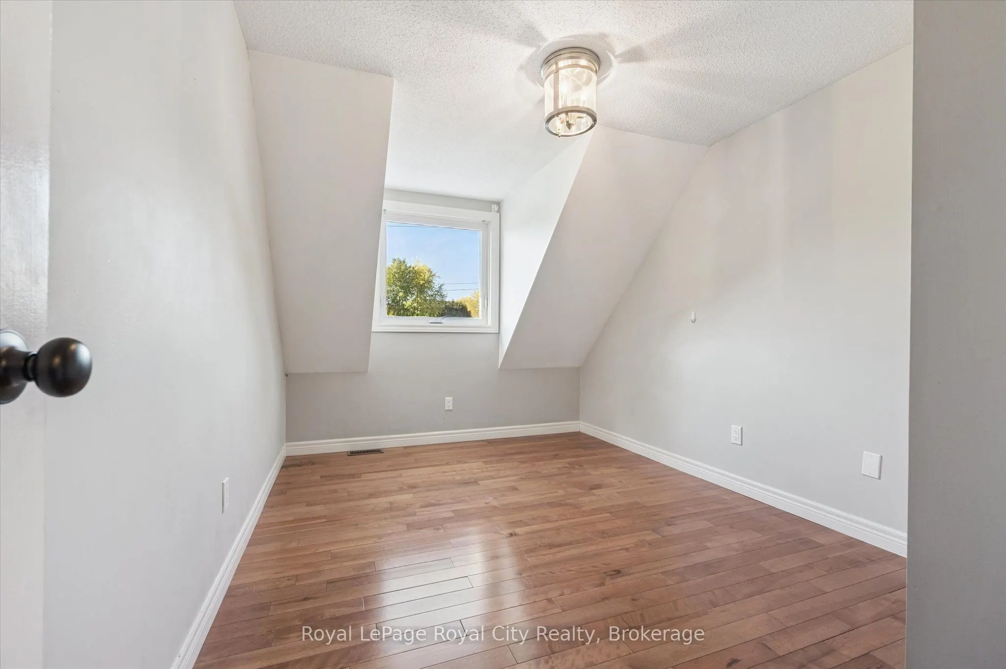 586 Kortright Road W