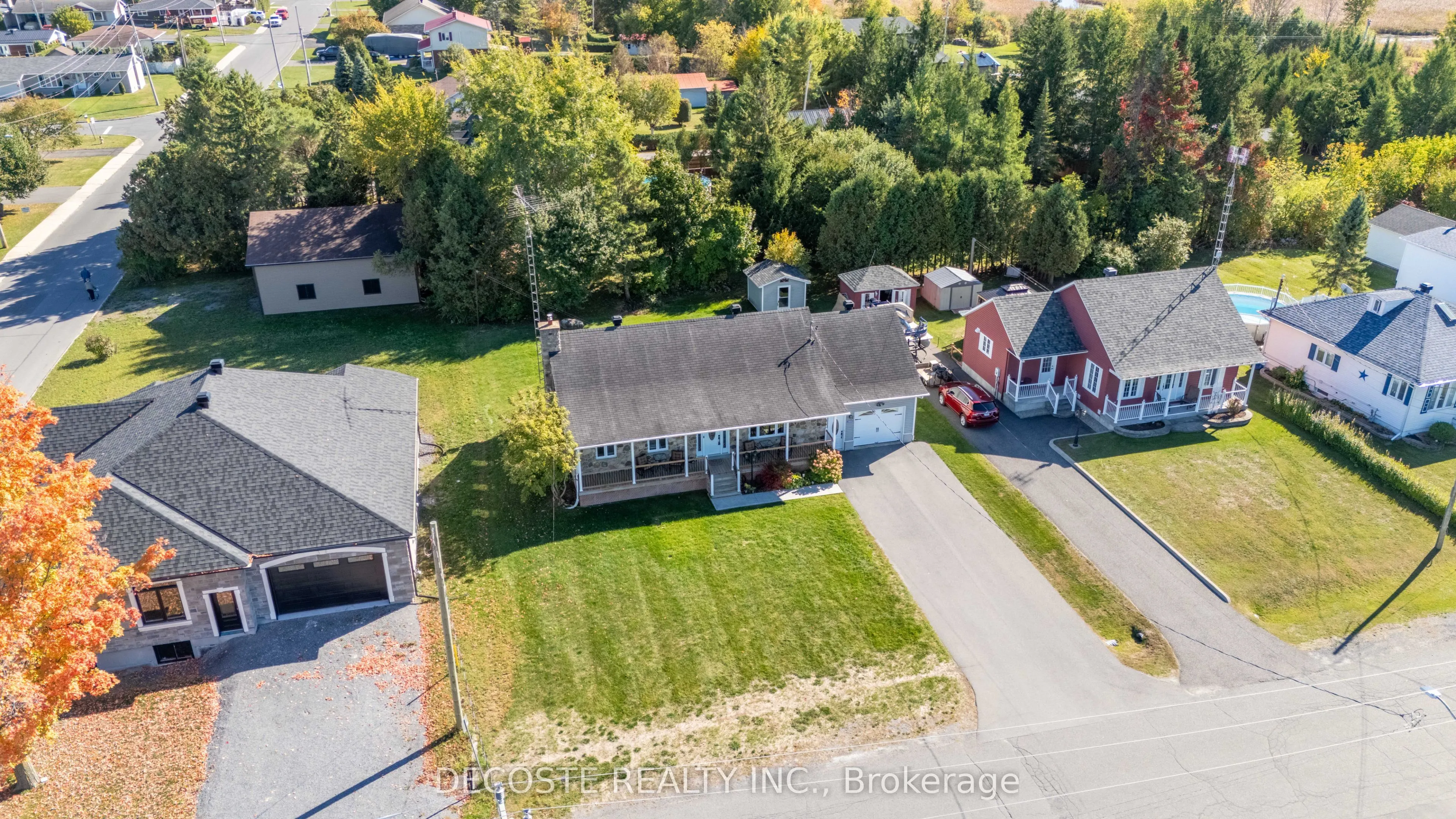 20322 Lochiel Street W