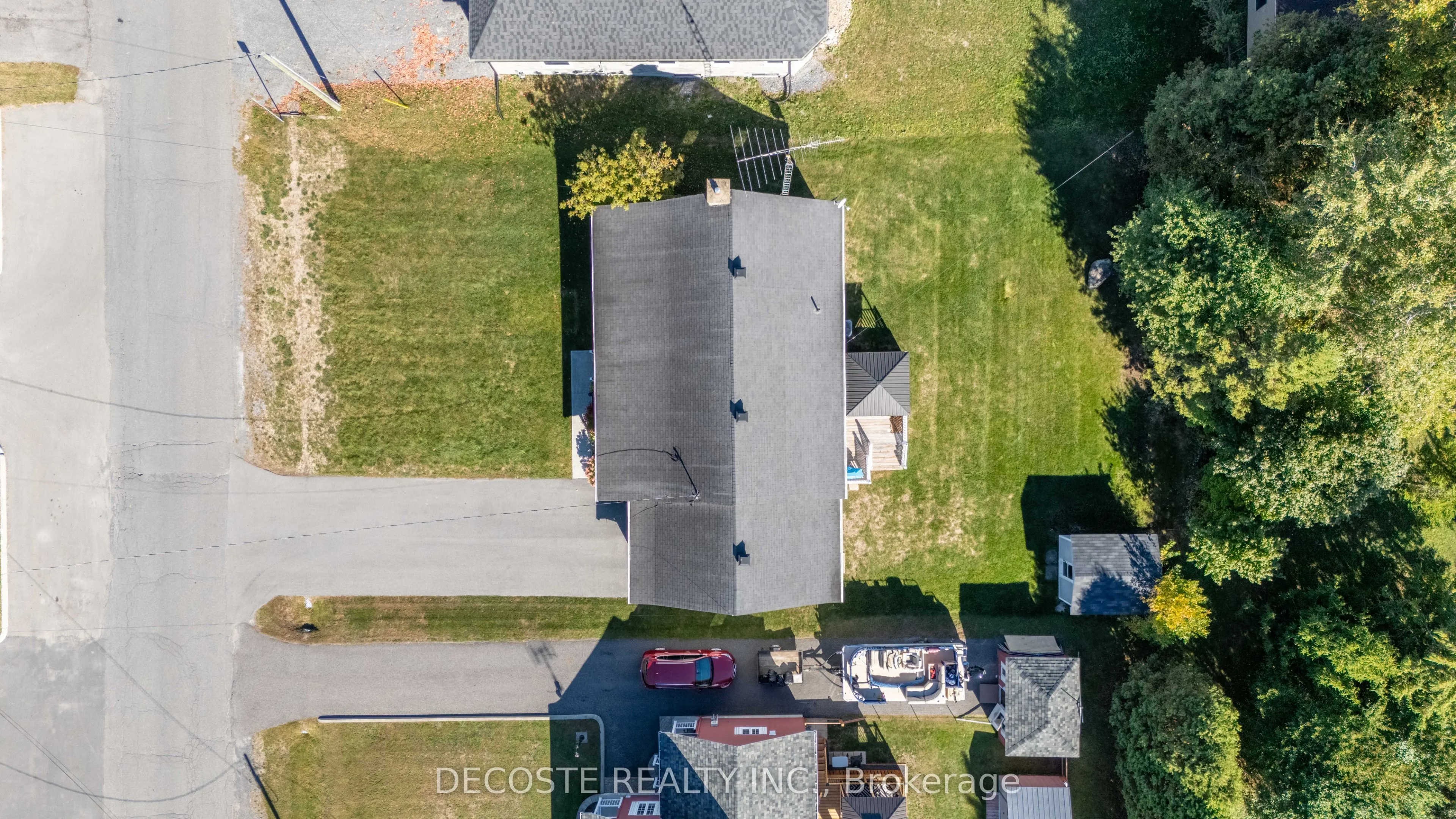 20322 Lochiel Street W