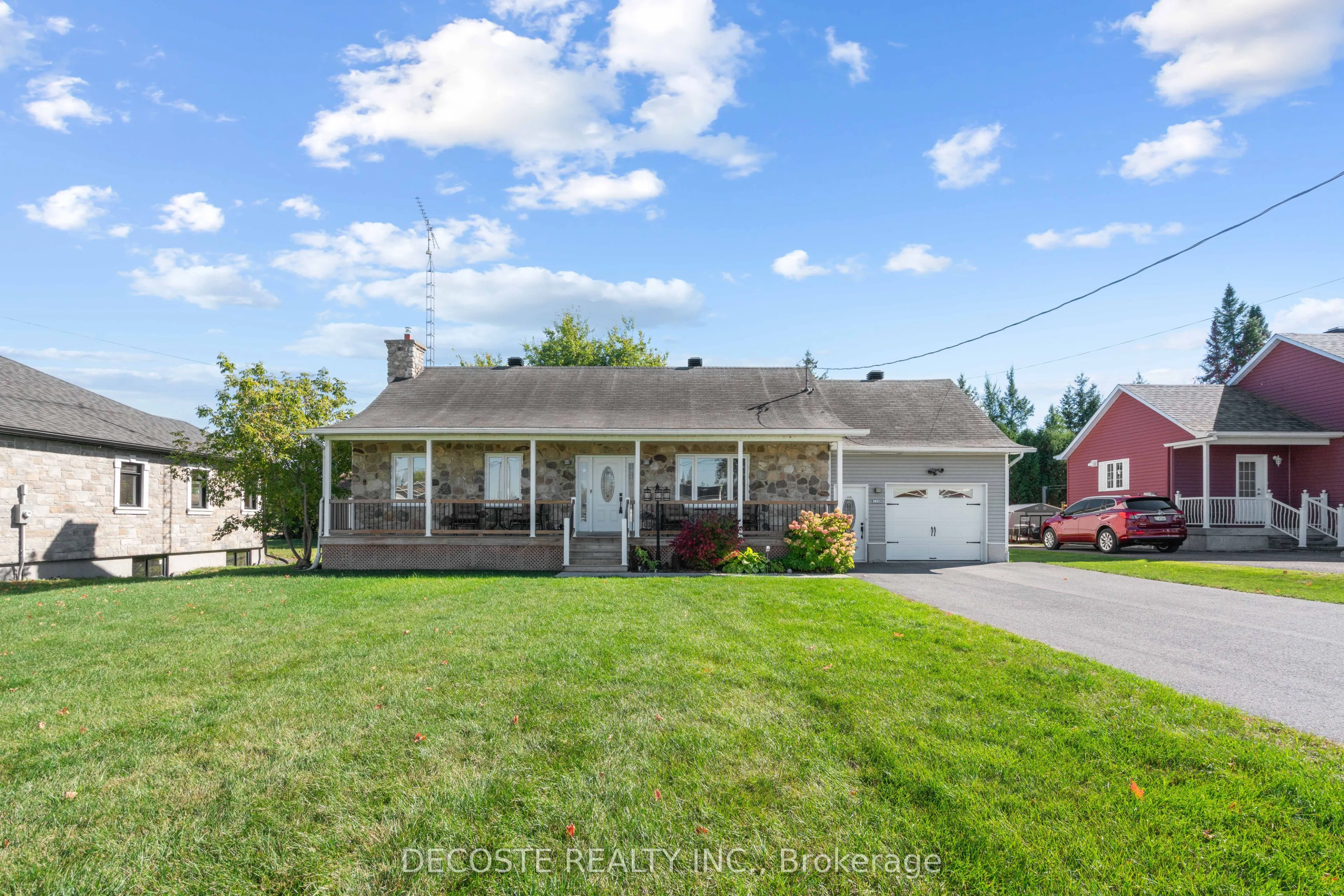 20322 Lochiel Street W