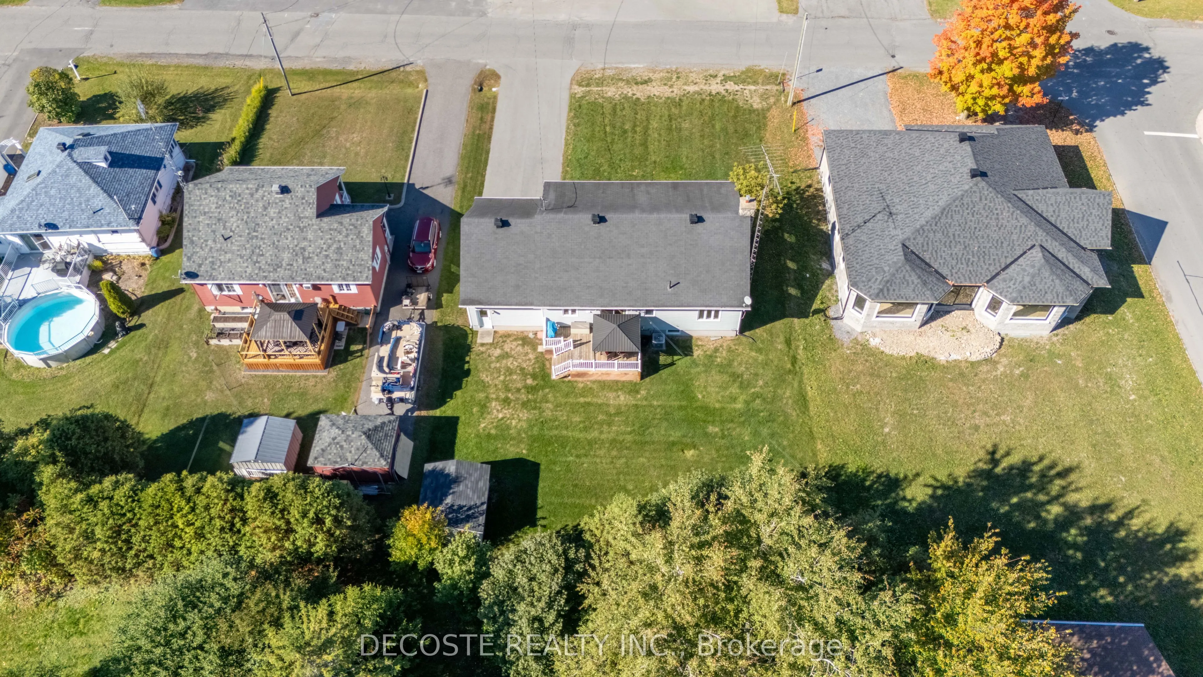 20322 Lochiel Street W