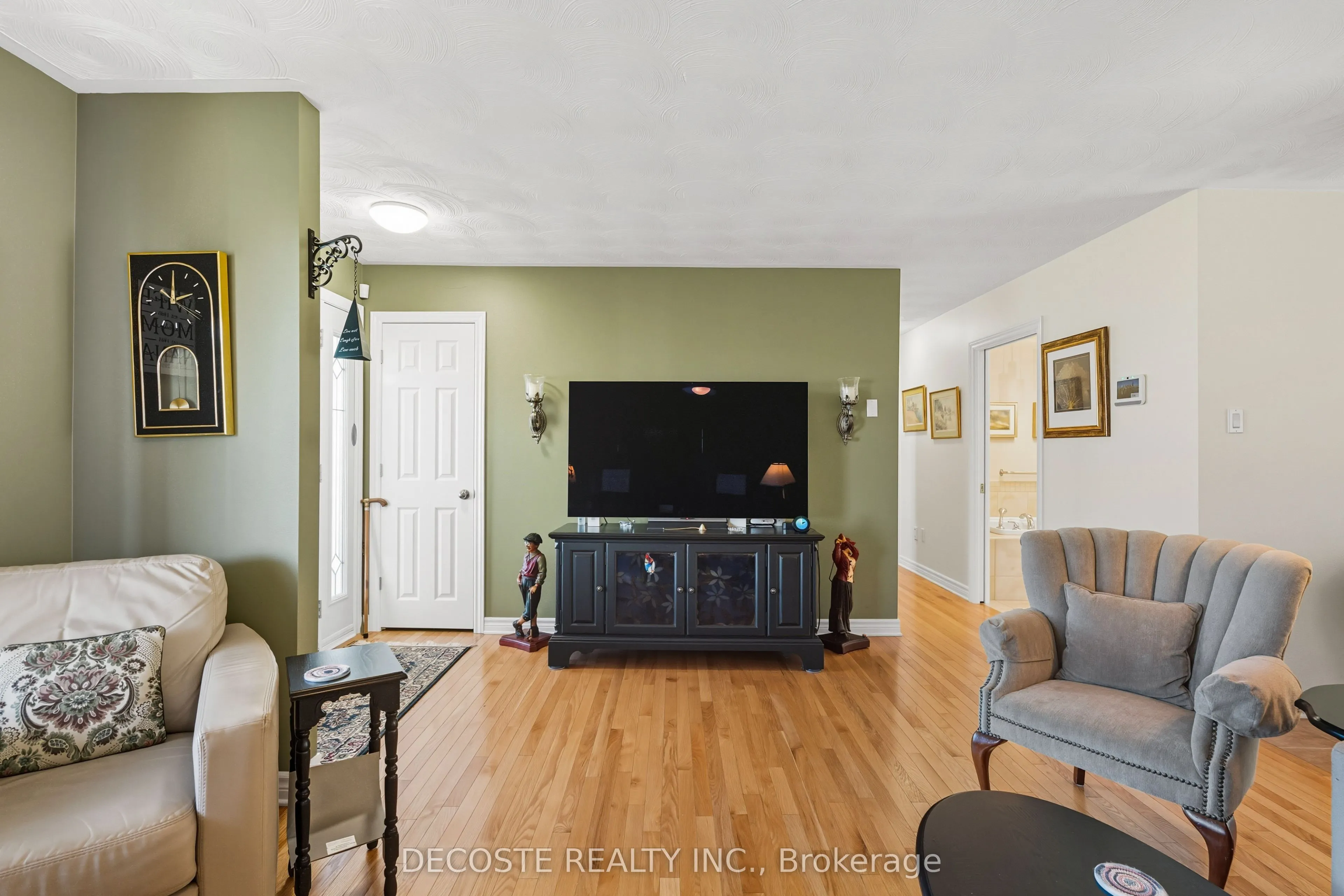20322 Lochiel Street W