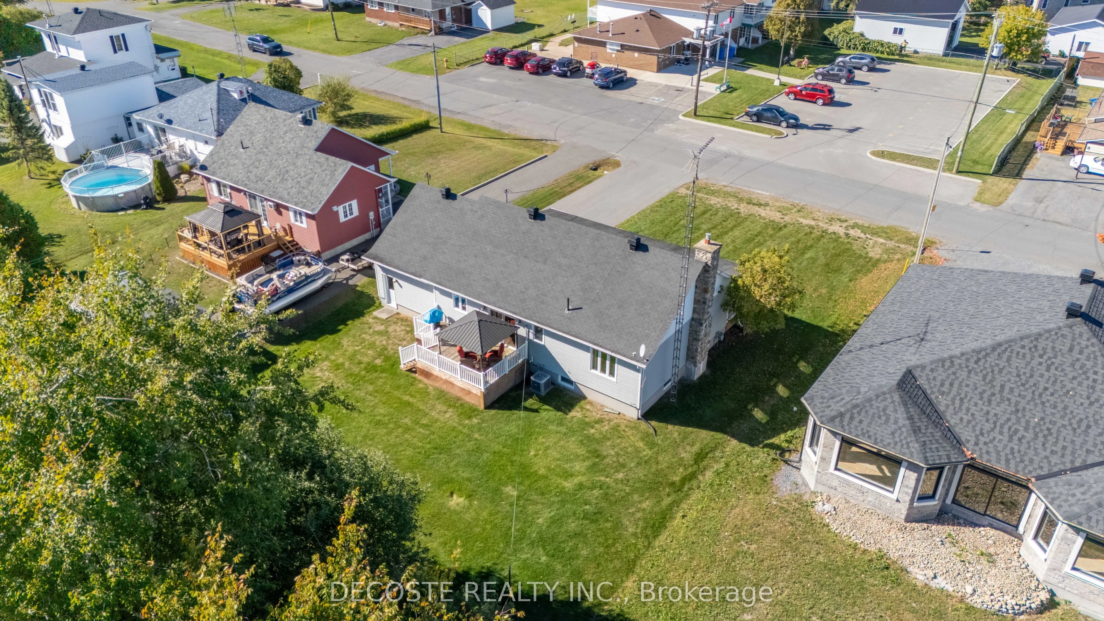 20322 Lochiel Street W