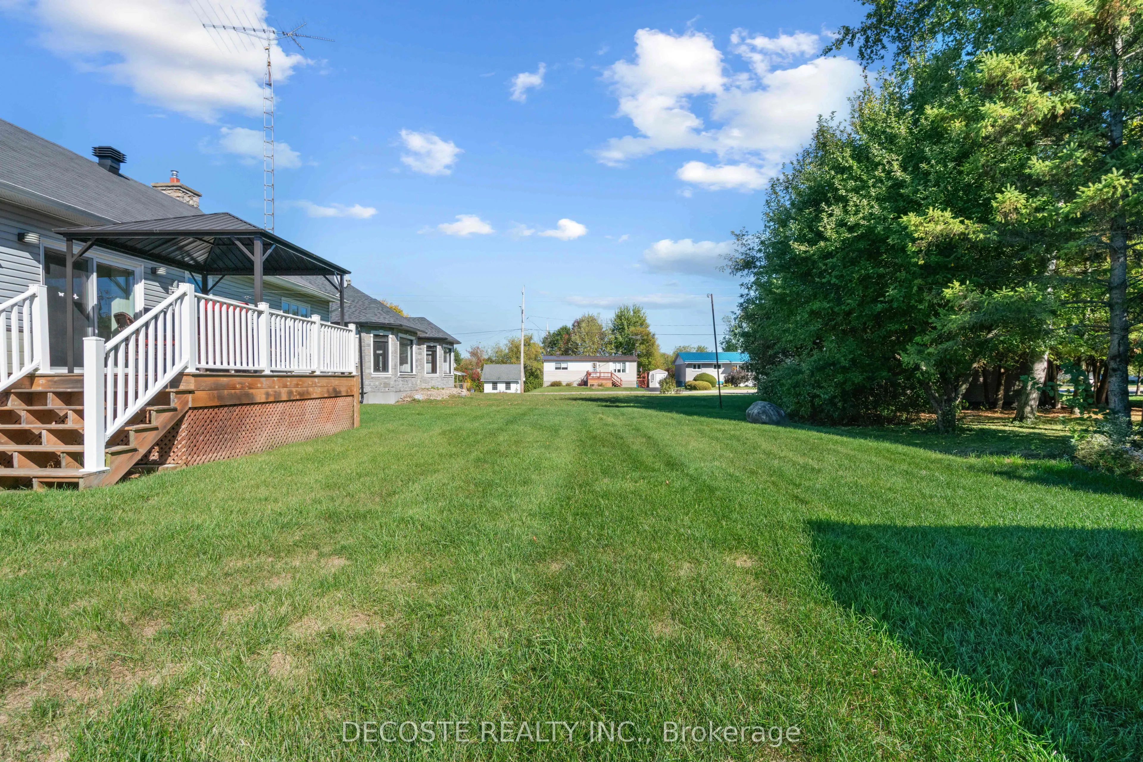 20322 Lochiel Street W