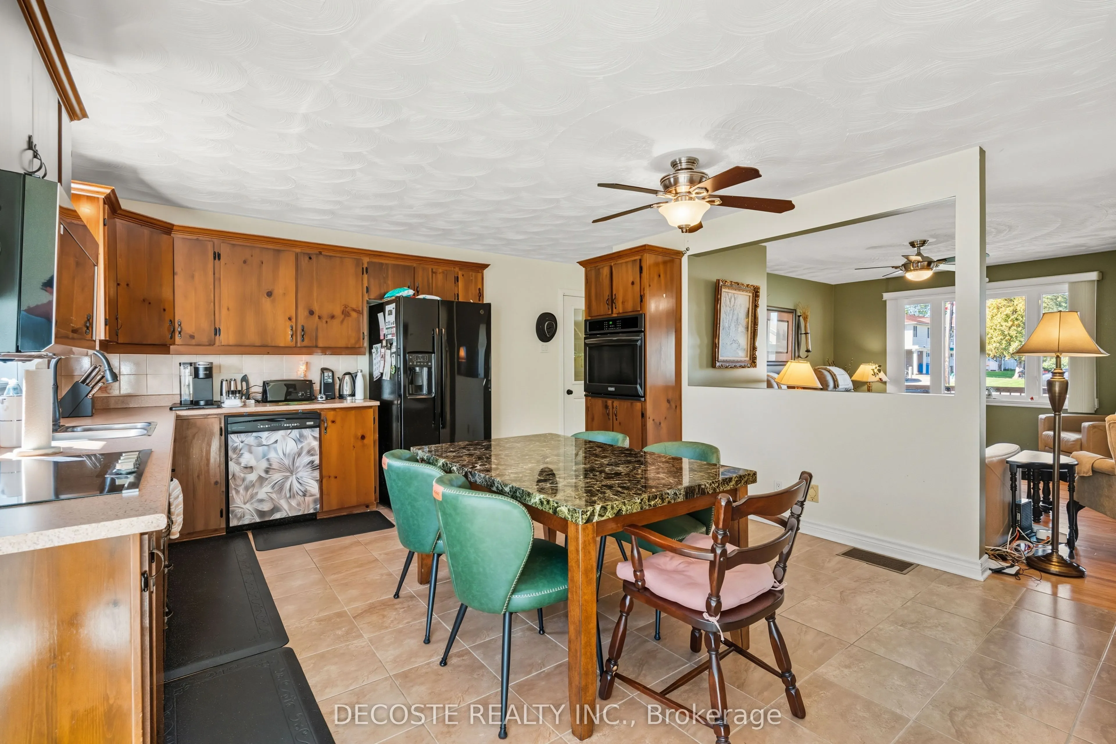 20322 Lochiel Street W