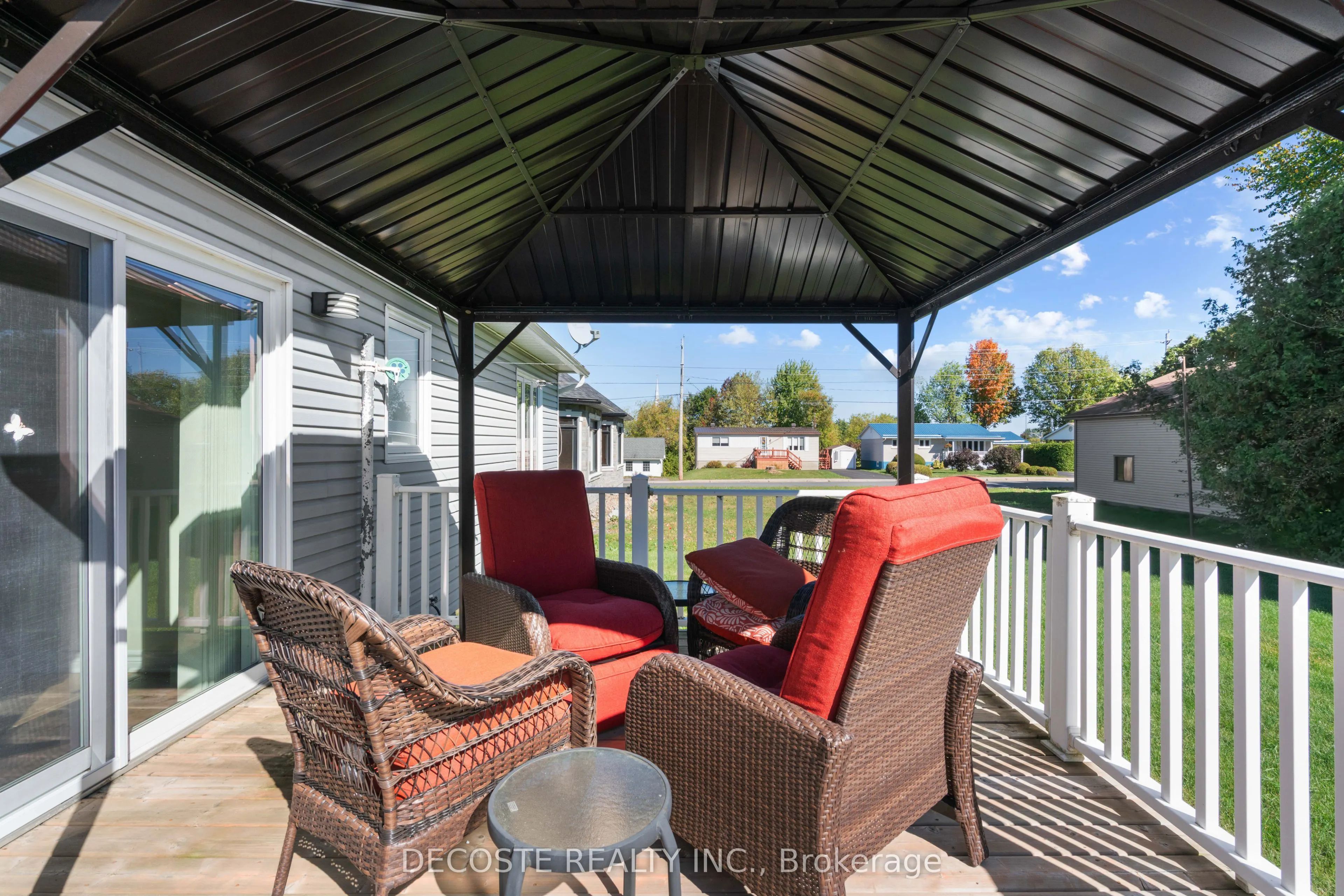 20322 Lochiel Street W