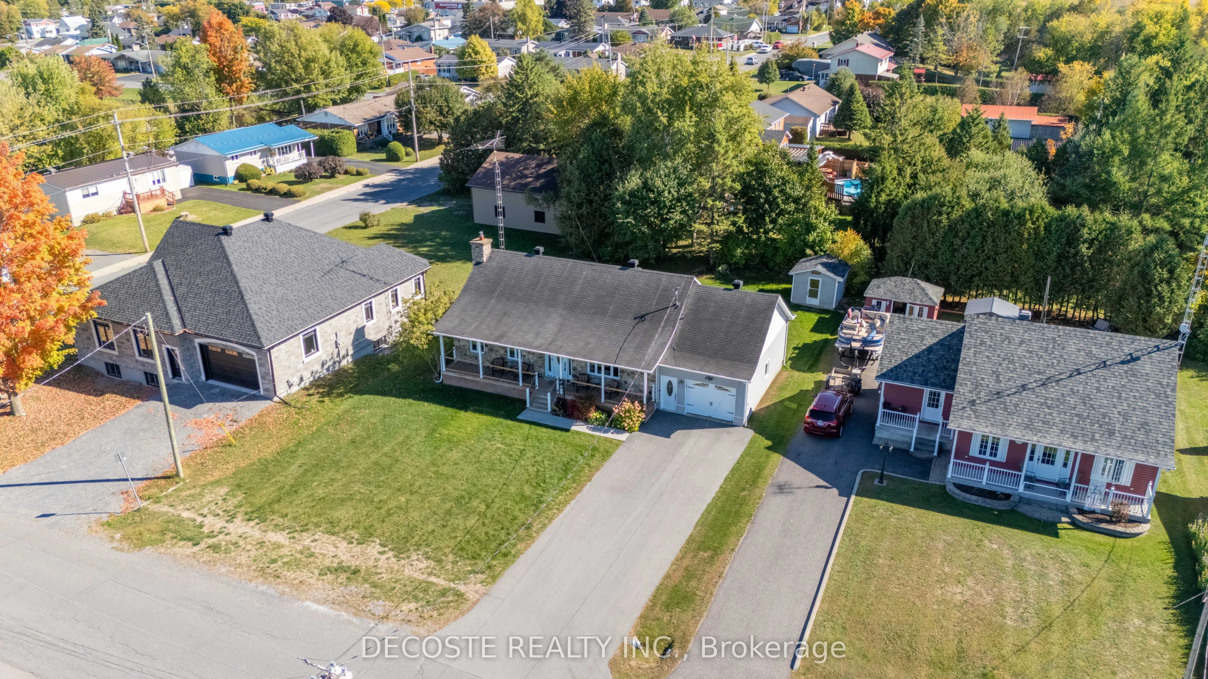 20322 Lochiel Street W