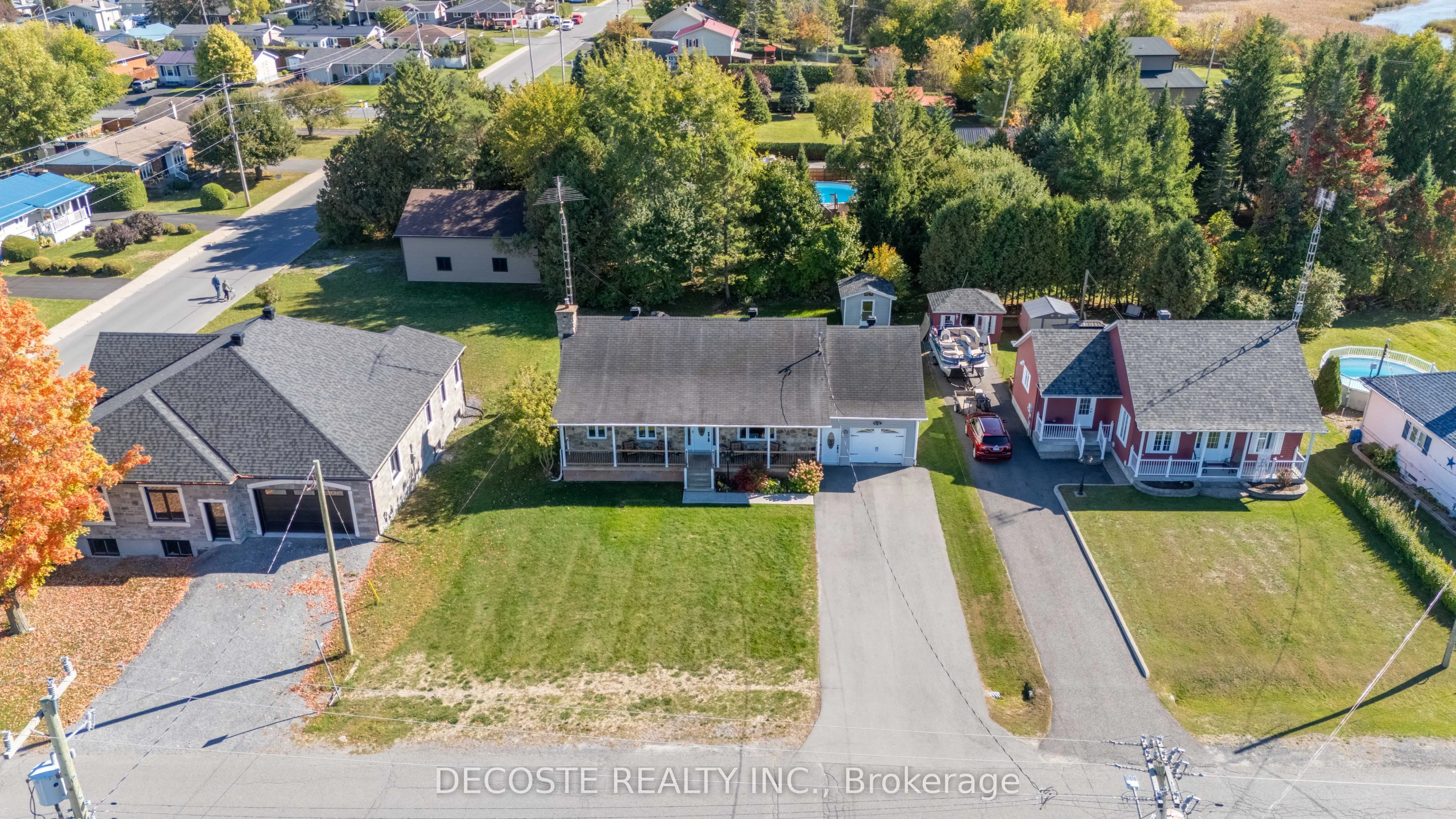 20322 Lochiel Street W