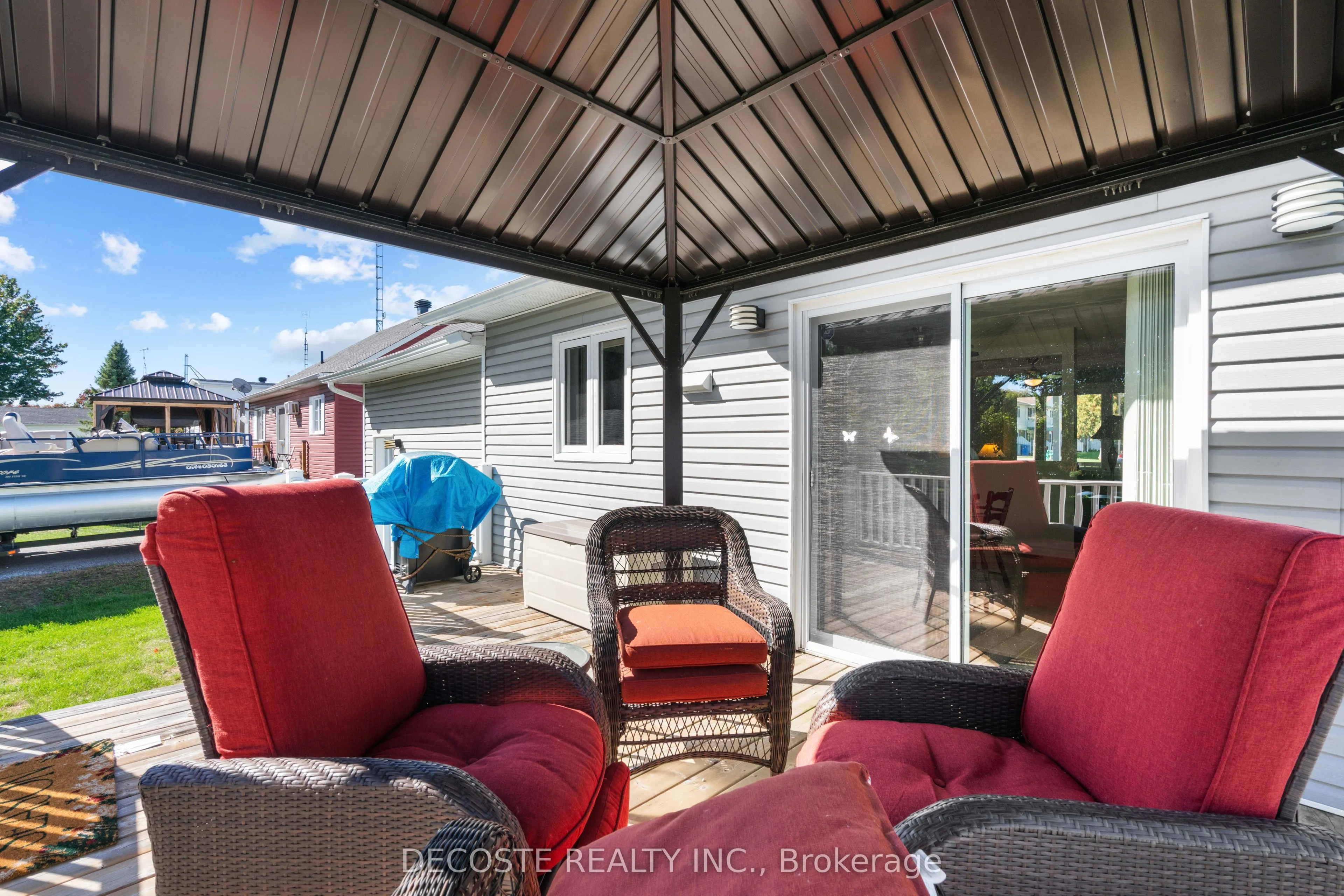 20322 Lochiel Street W