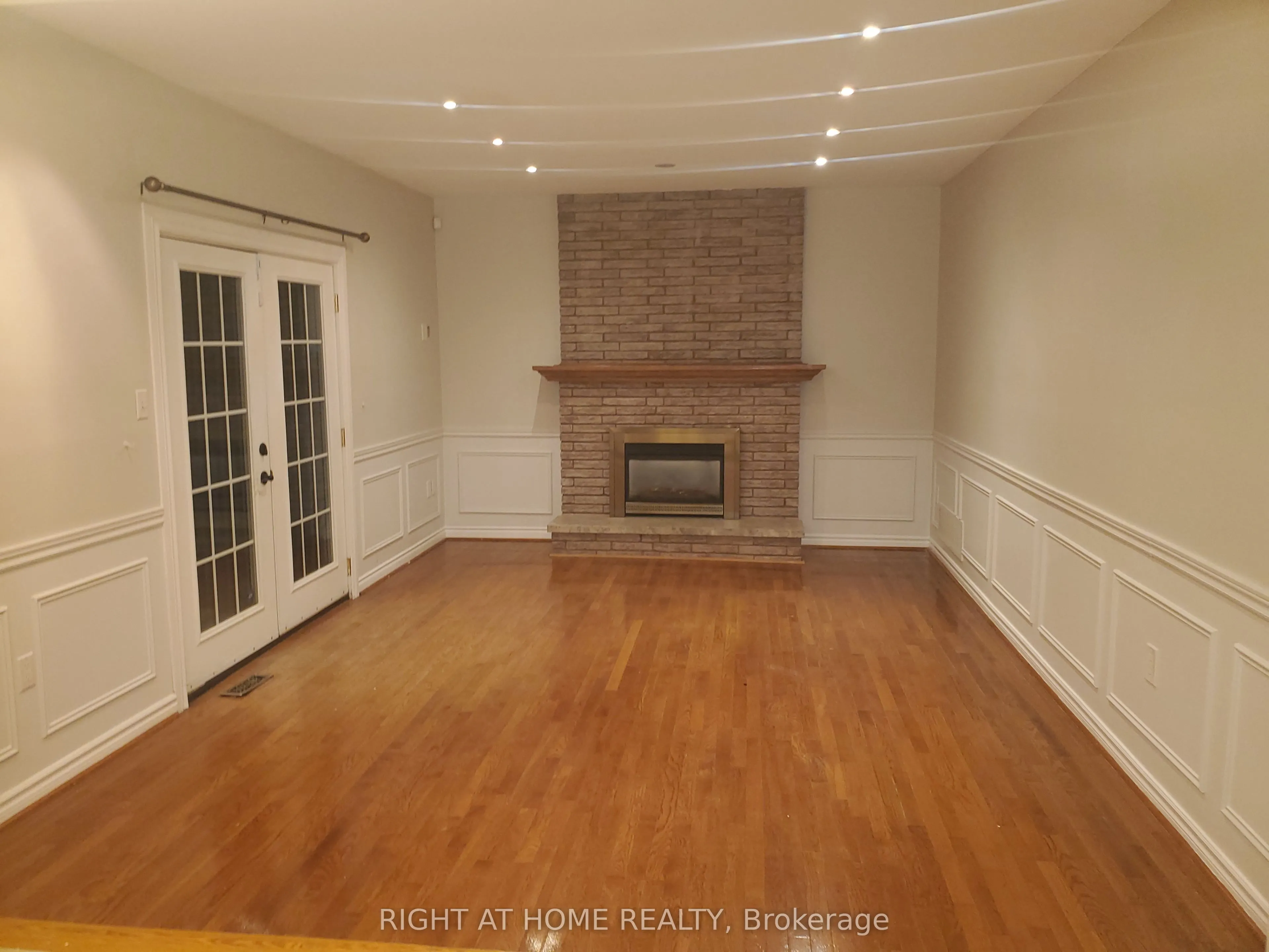 82 Woodside Square