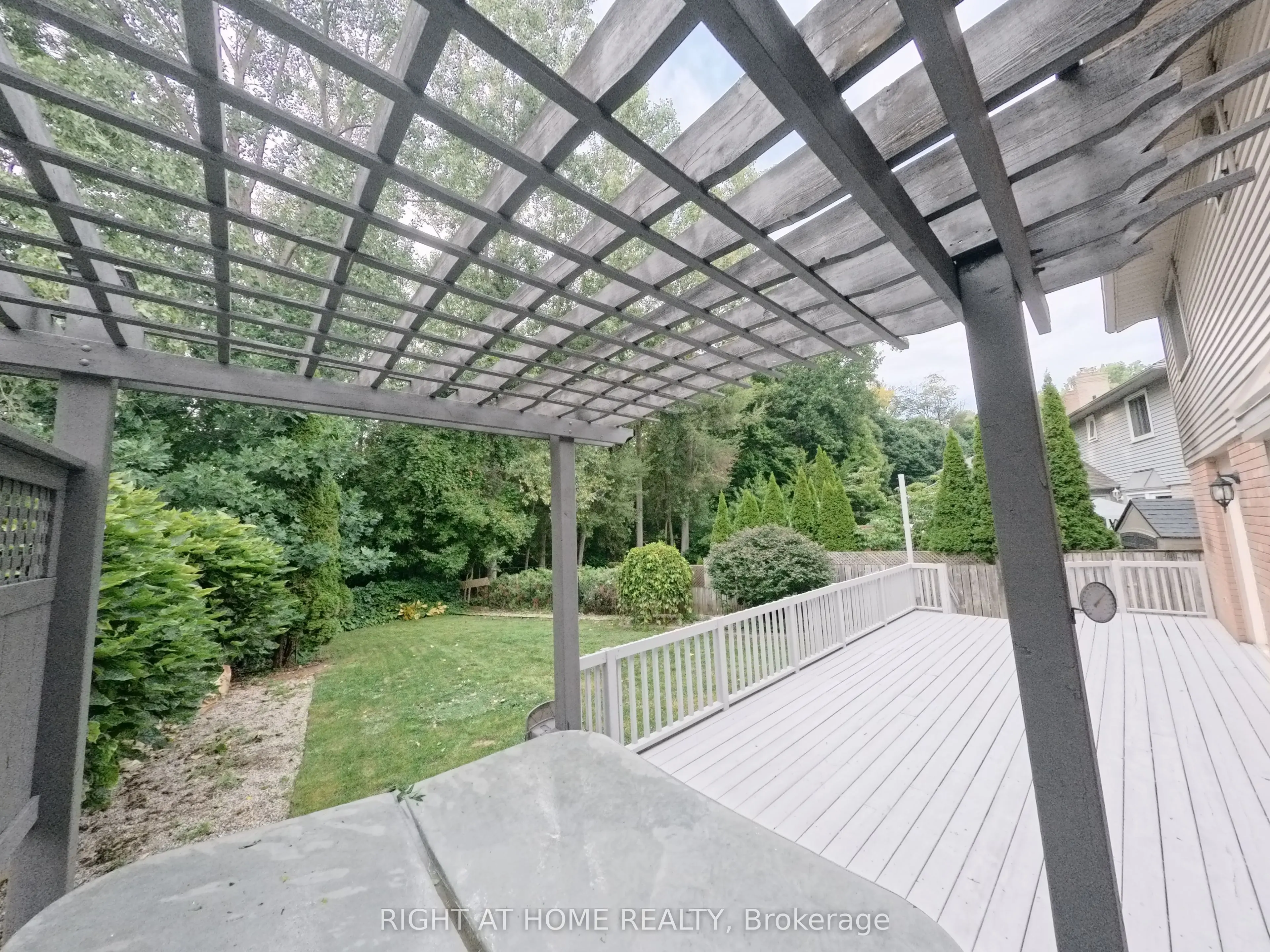 82 Woodside Square