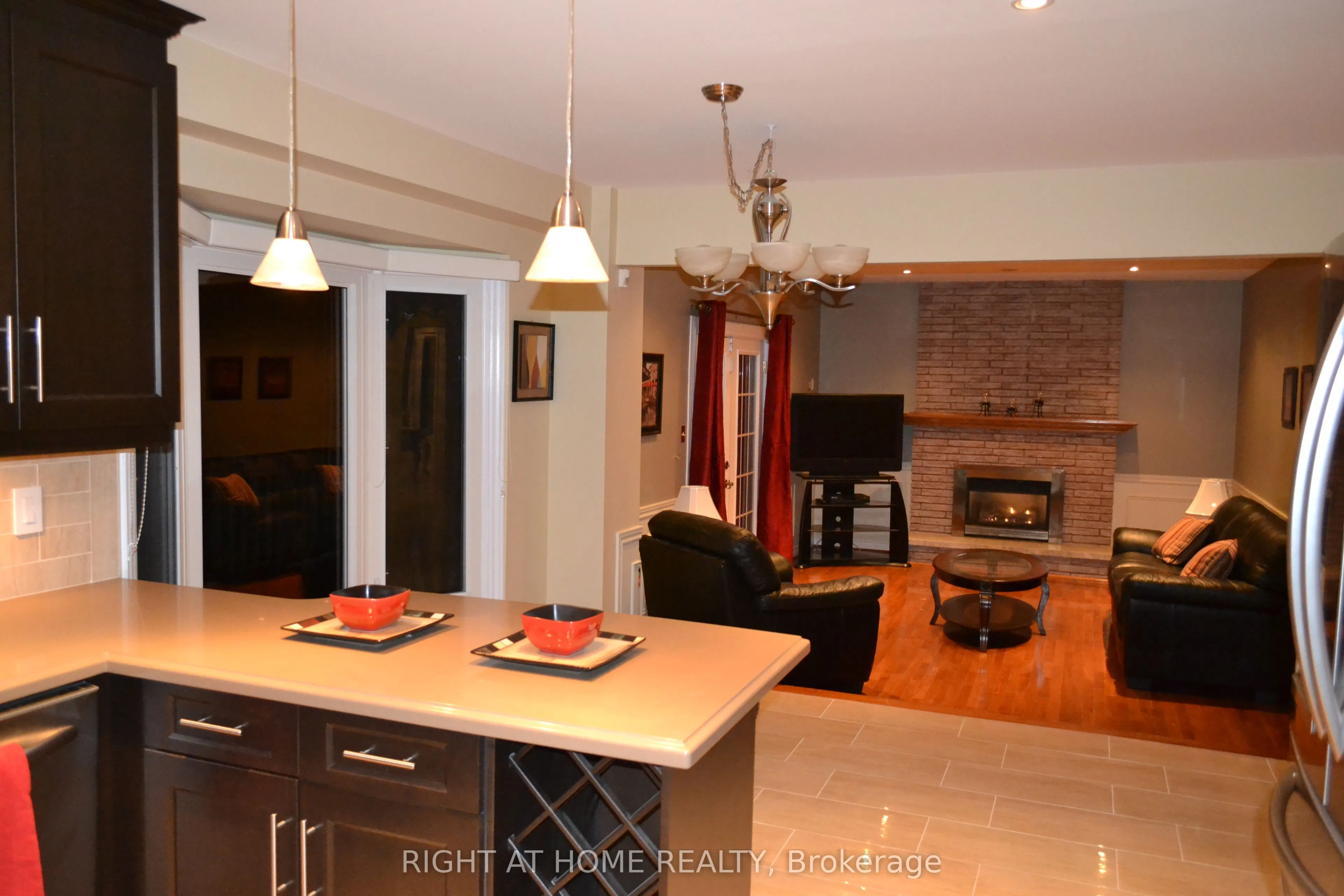 82 Woodside Square