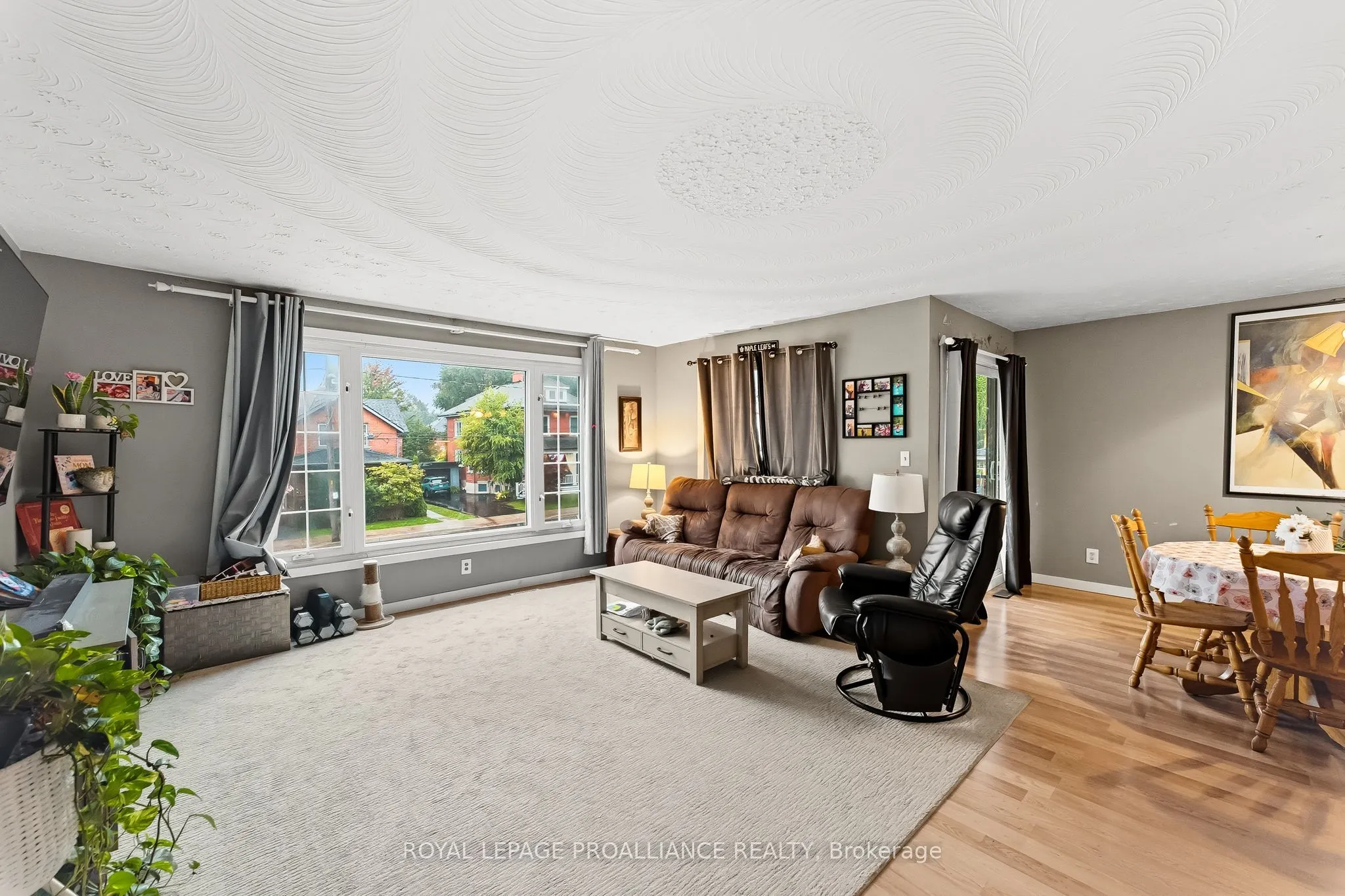 32 James Street W