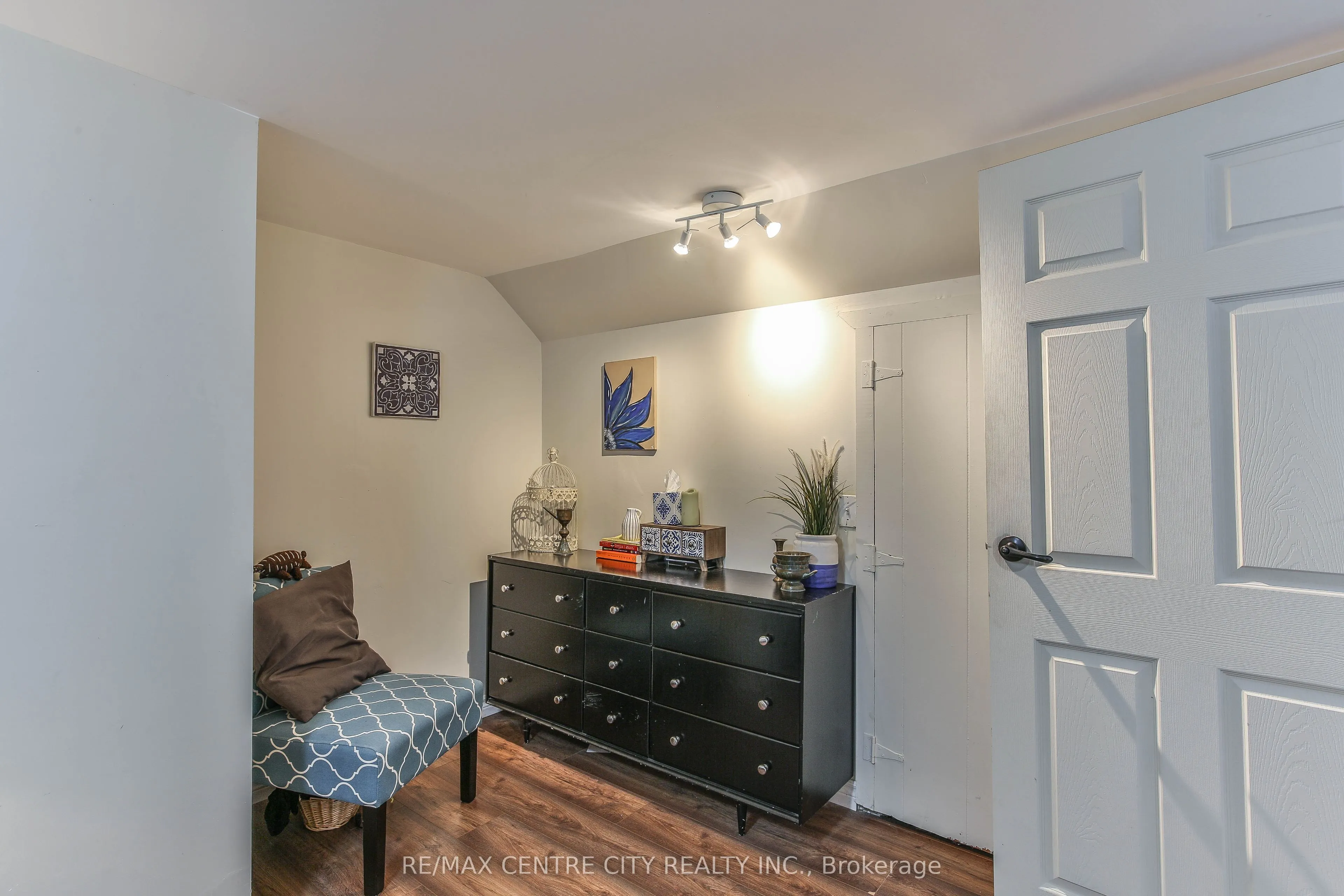 13 Potters Road N