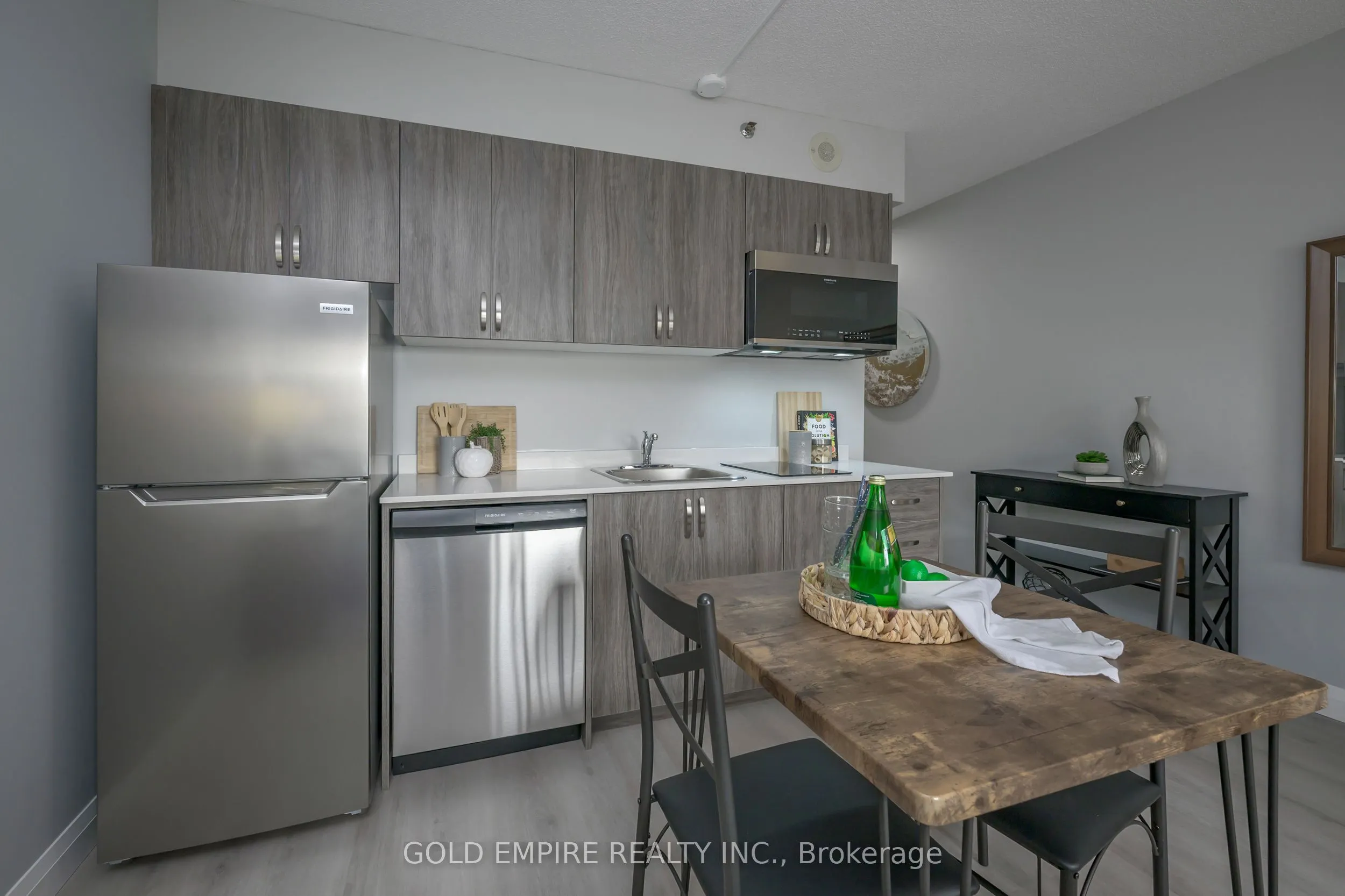 300 King Street, #STUDIO