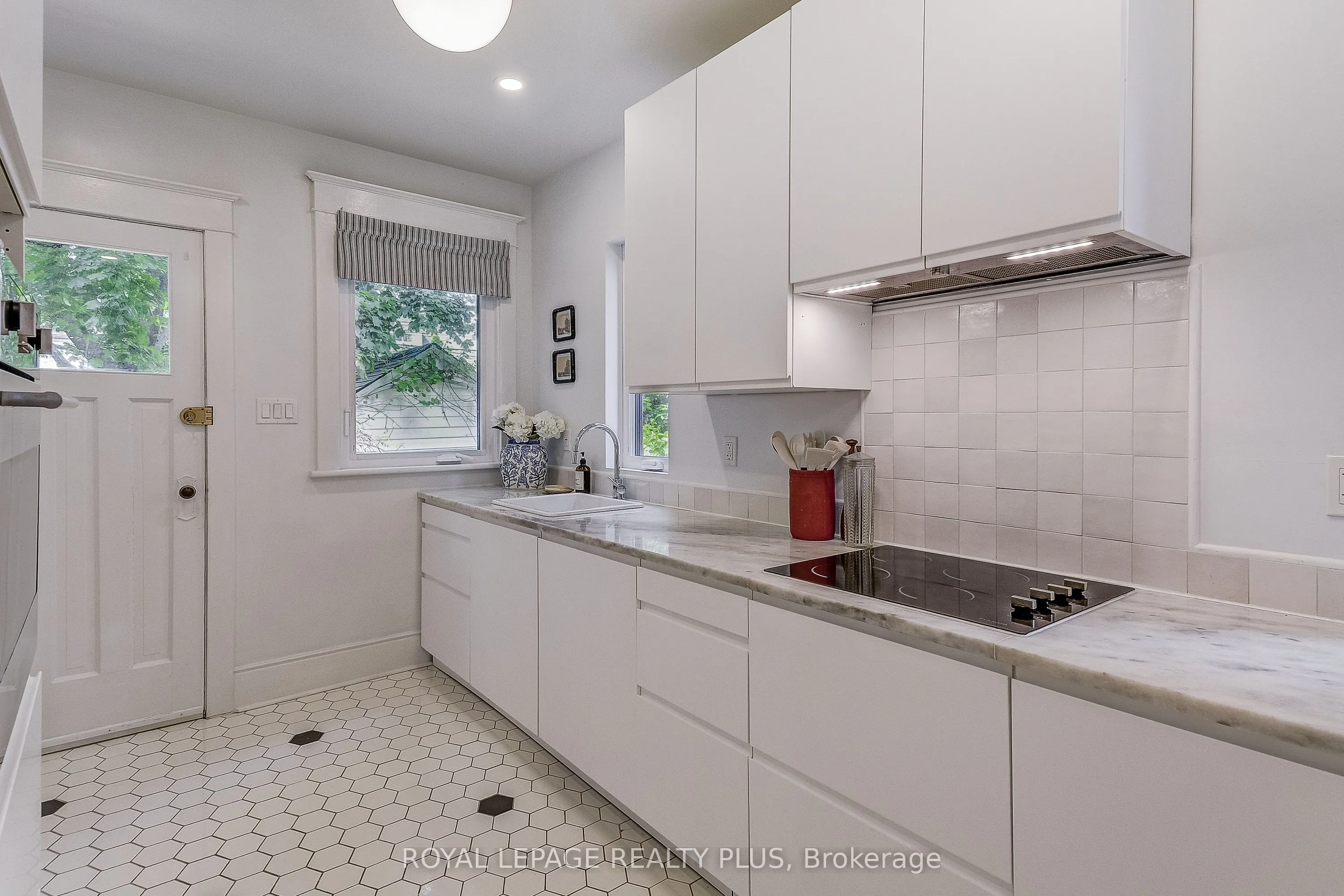192 Kensington Avenue S