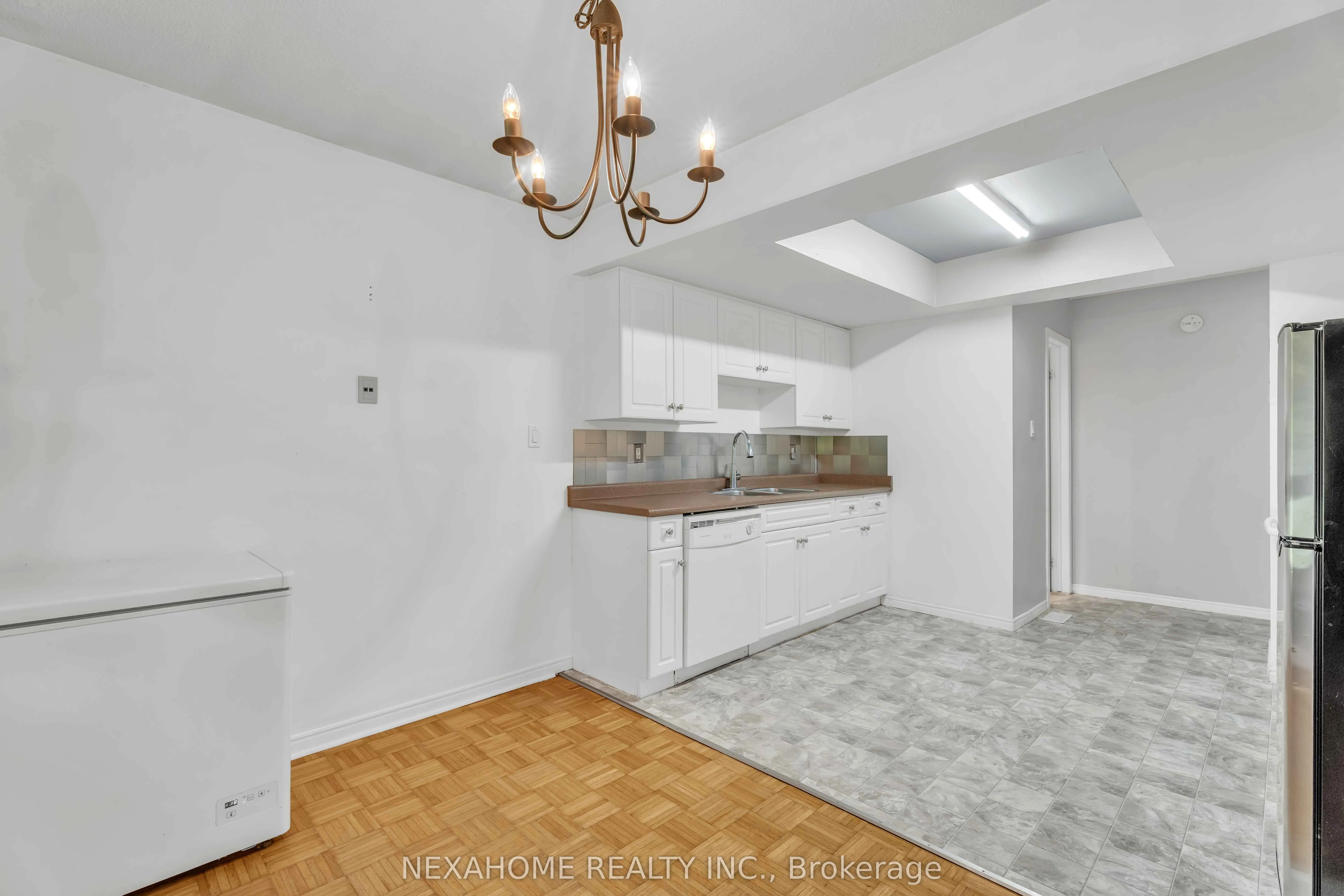 285 EVERGLADE Crescent, #33