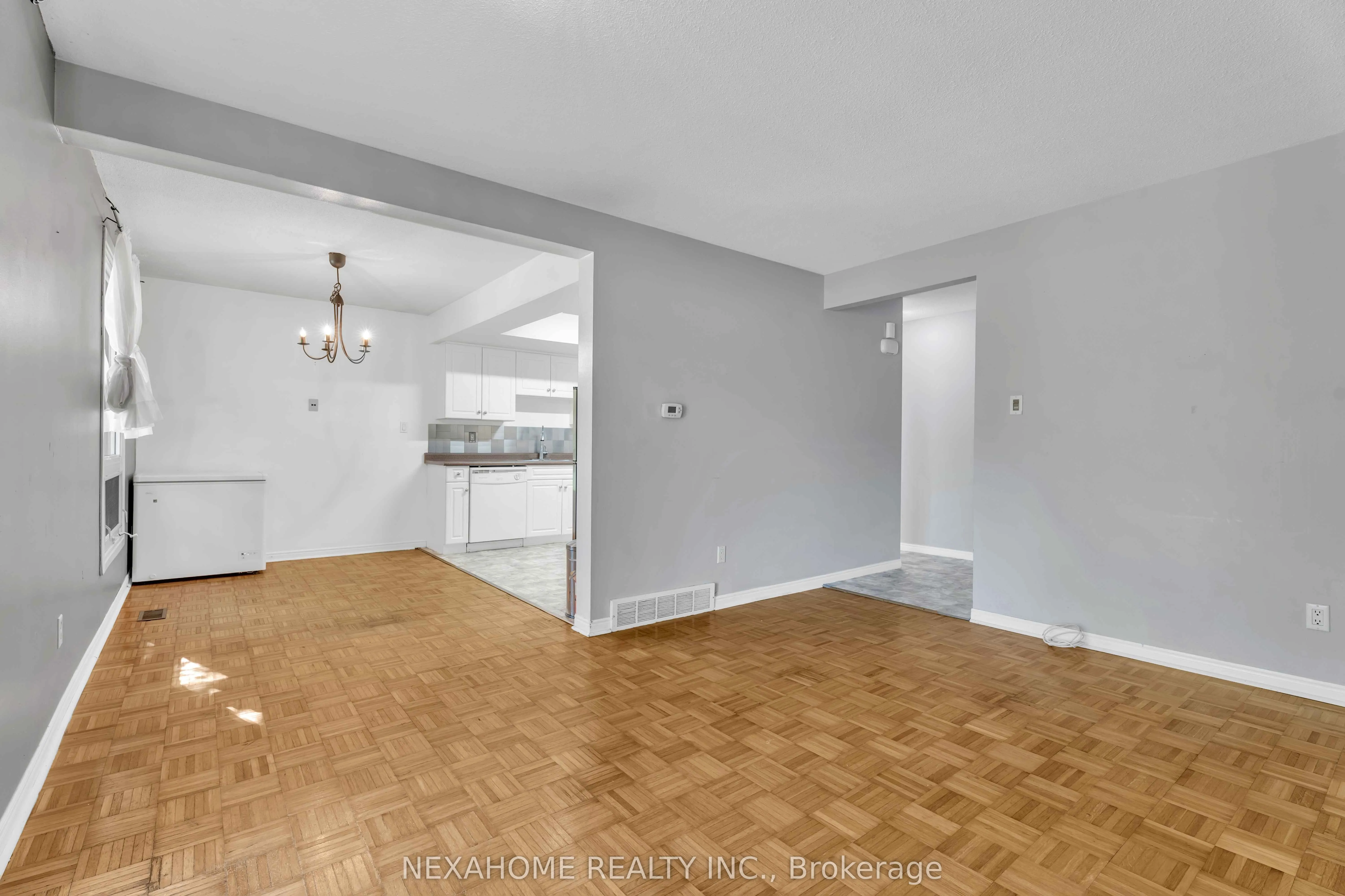 285 EVERGLADE Crescent, #33