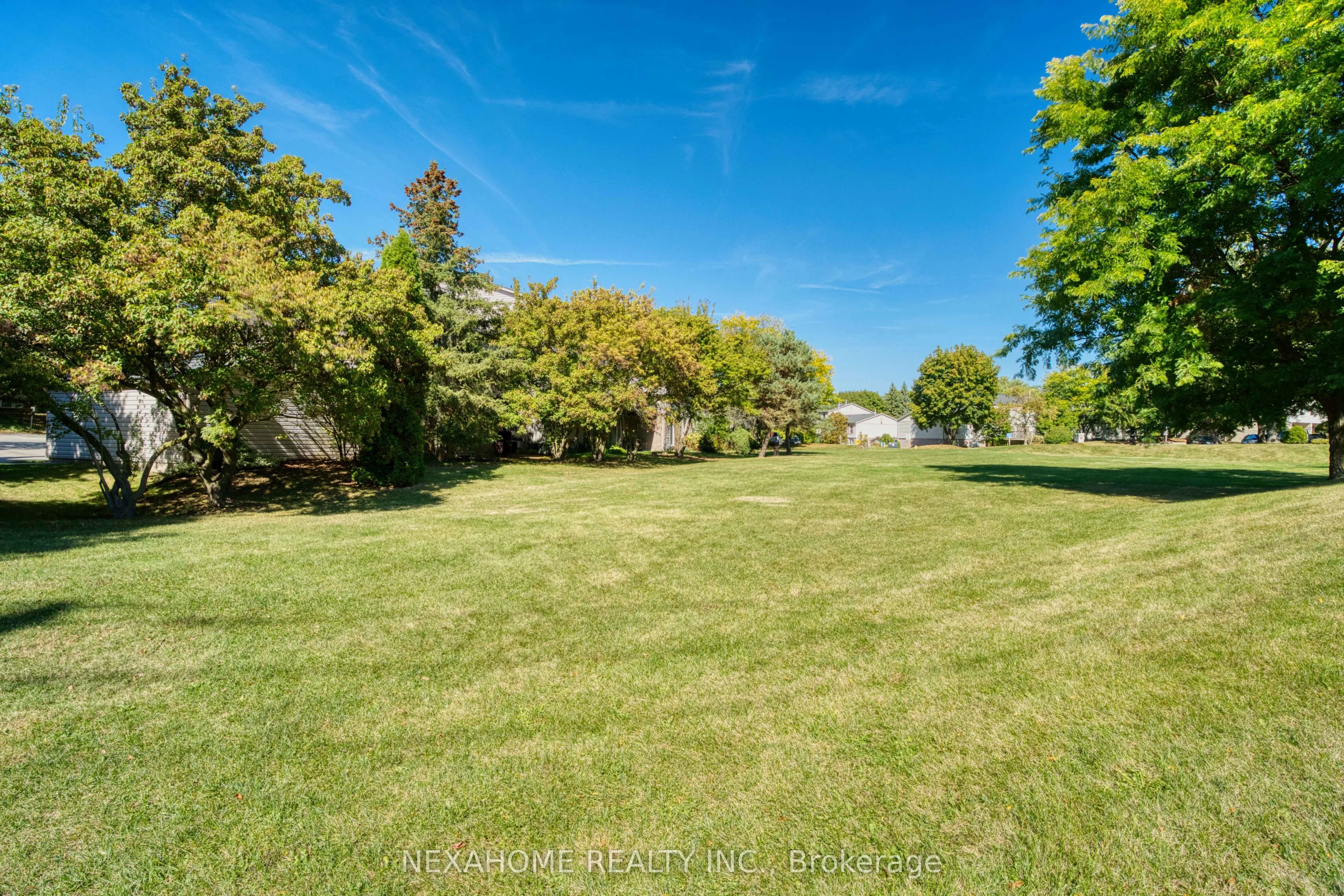 285 EVERGLADE Crescent, #33