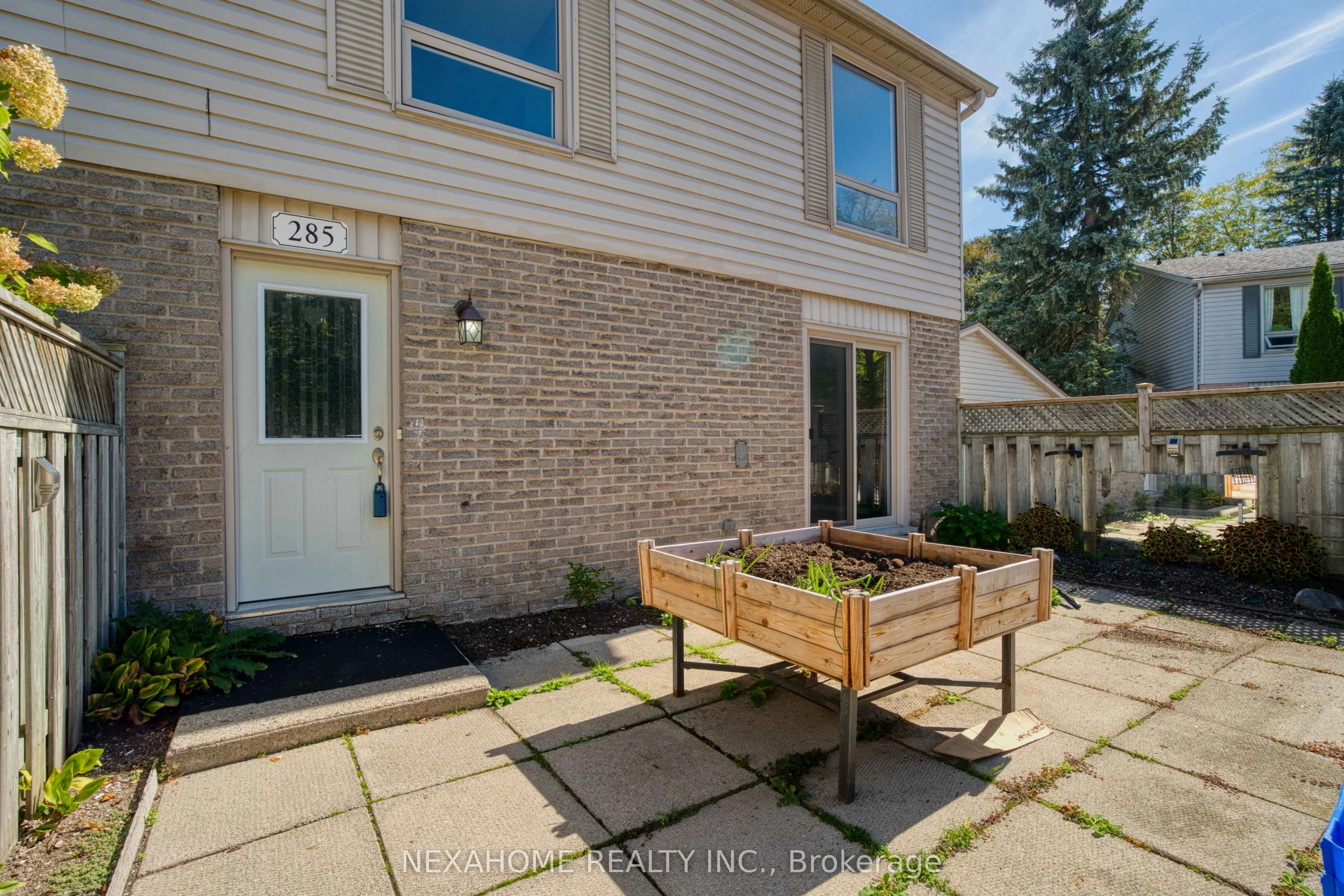 285 EVERGLADE Crescent, #33