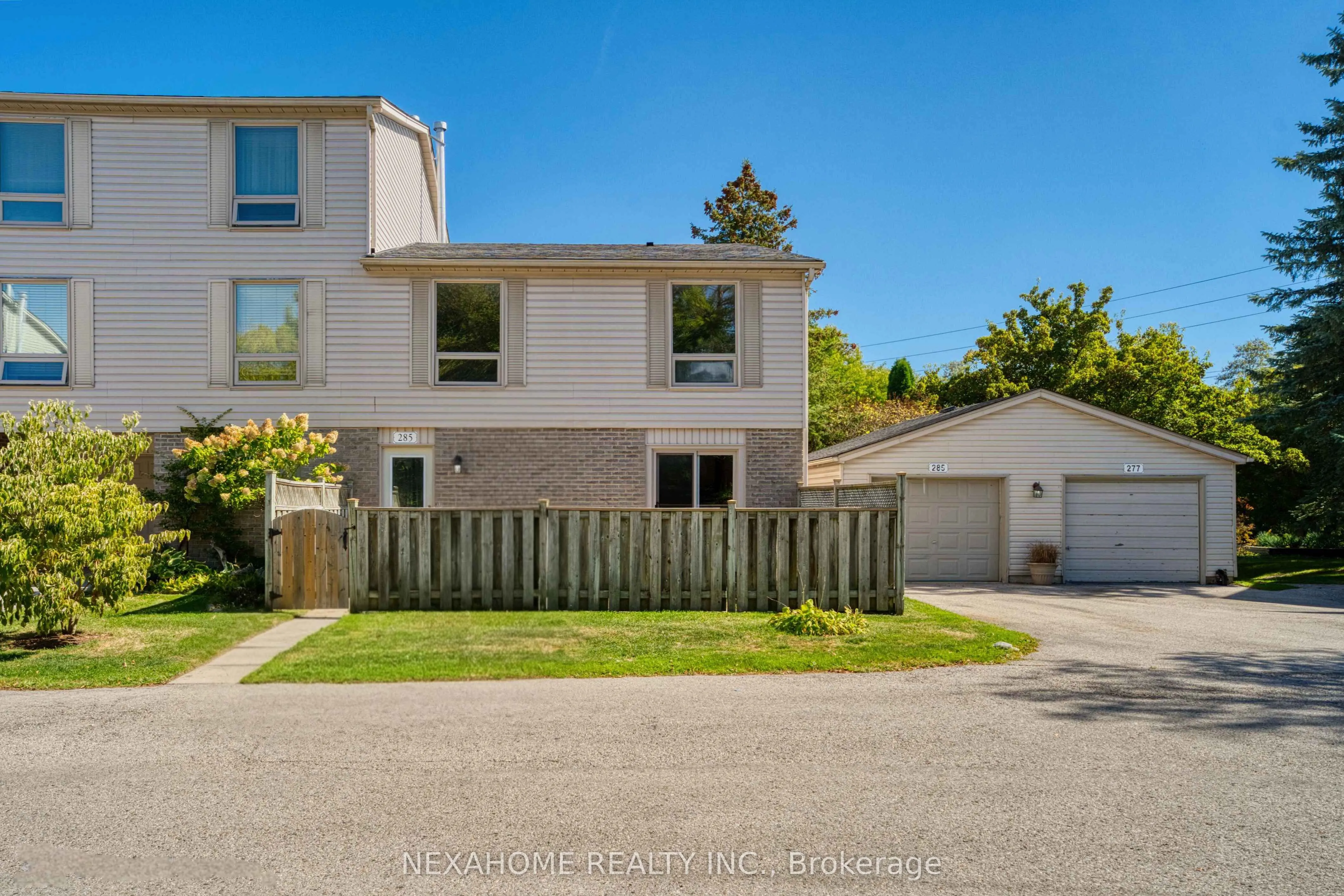 285 EVERGLADE Crescent, #33