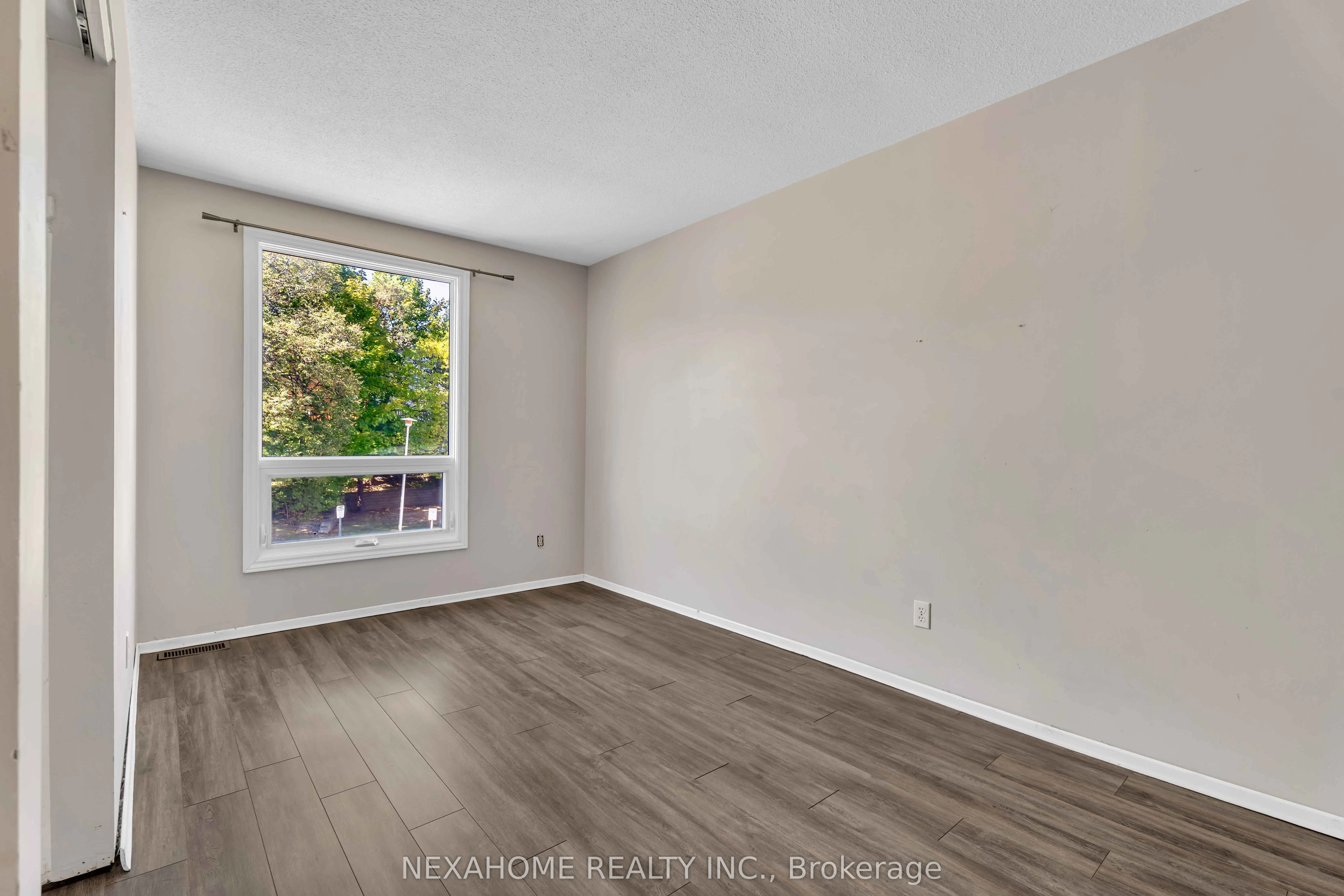 285 EVERGLADE Crescent, #33