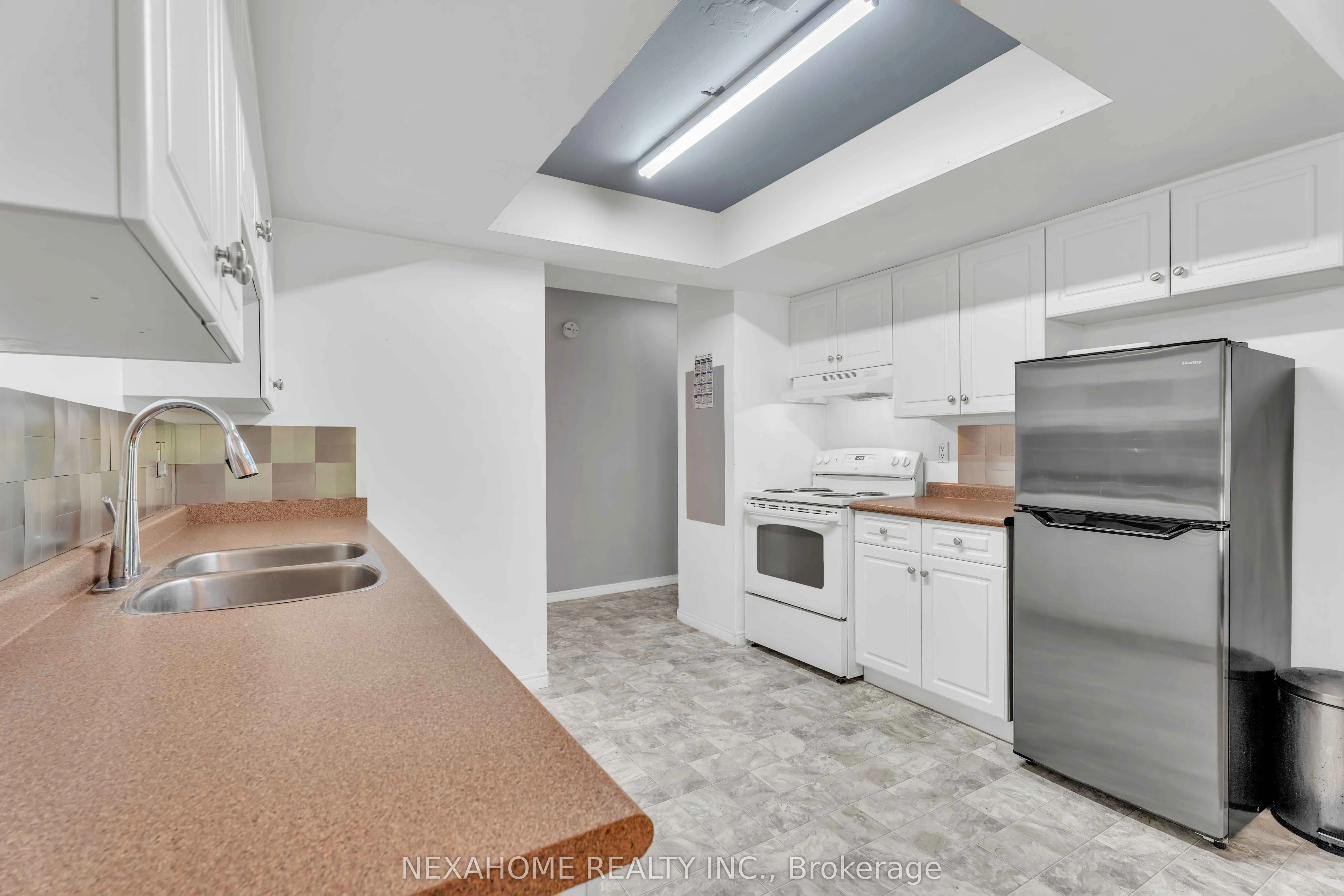 285 EVERGLADE Crescent, #33