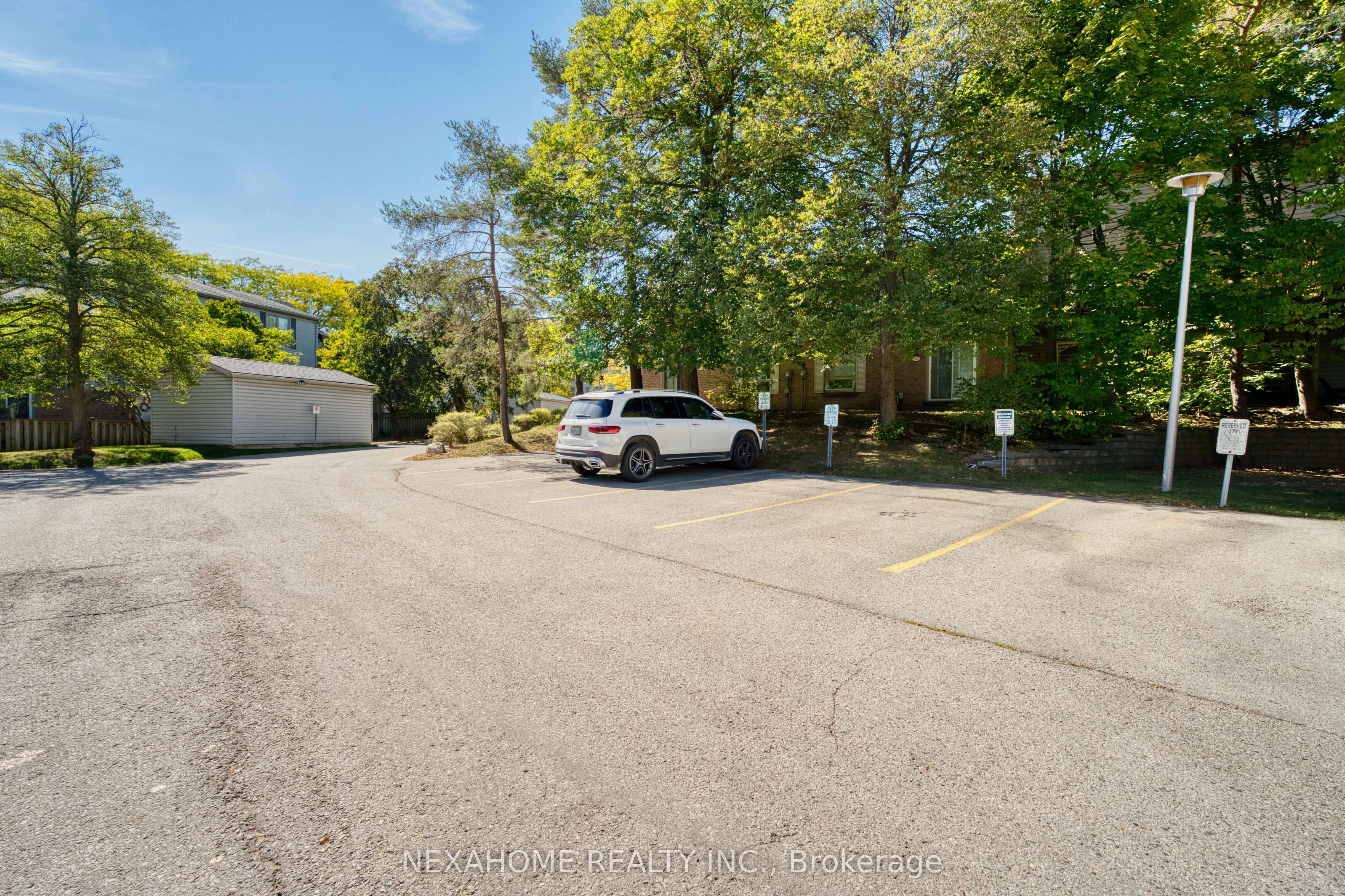 285 EVERGLADE Crescent, #33