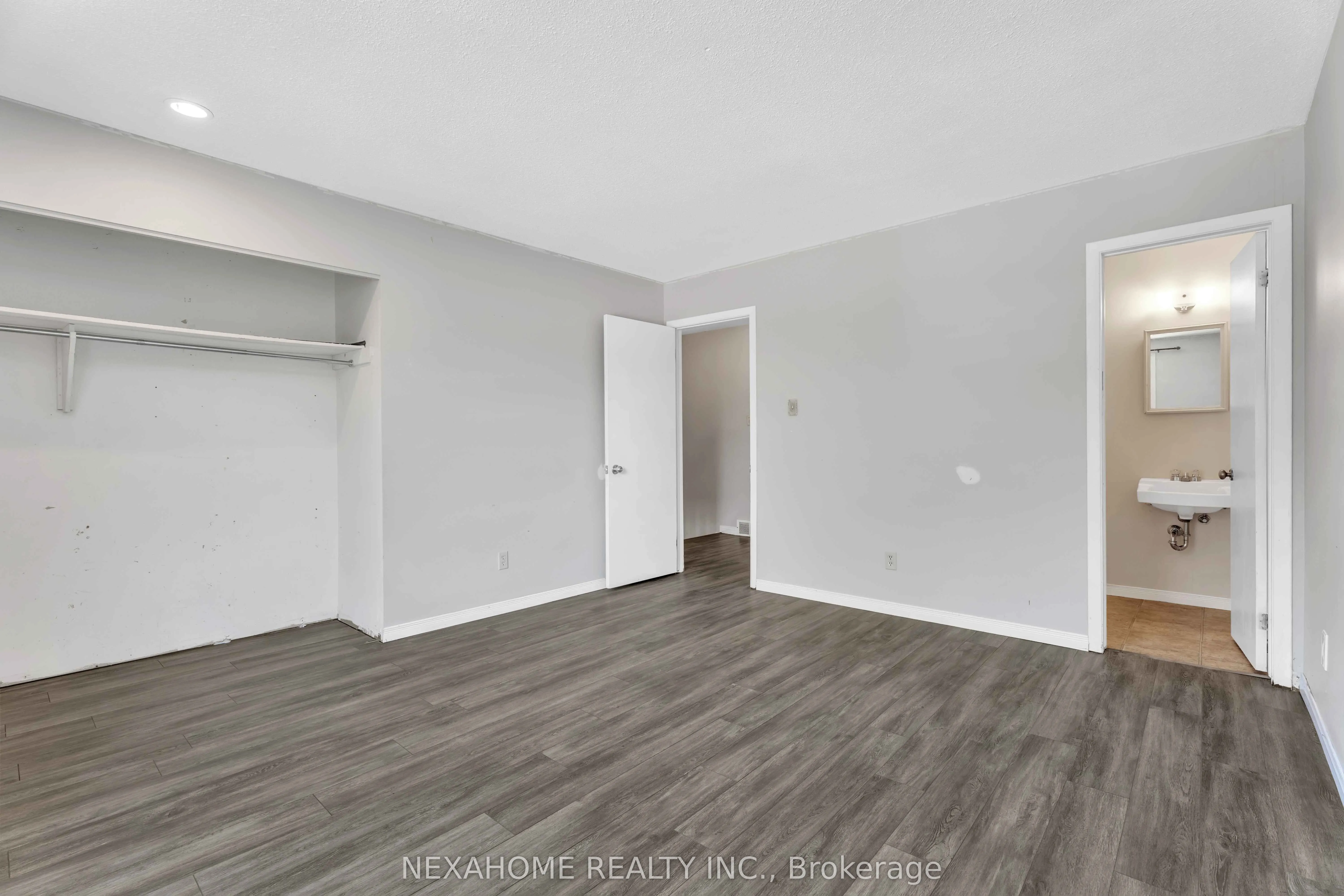 285 EVERGLADE Crescent, #33