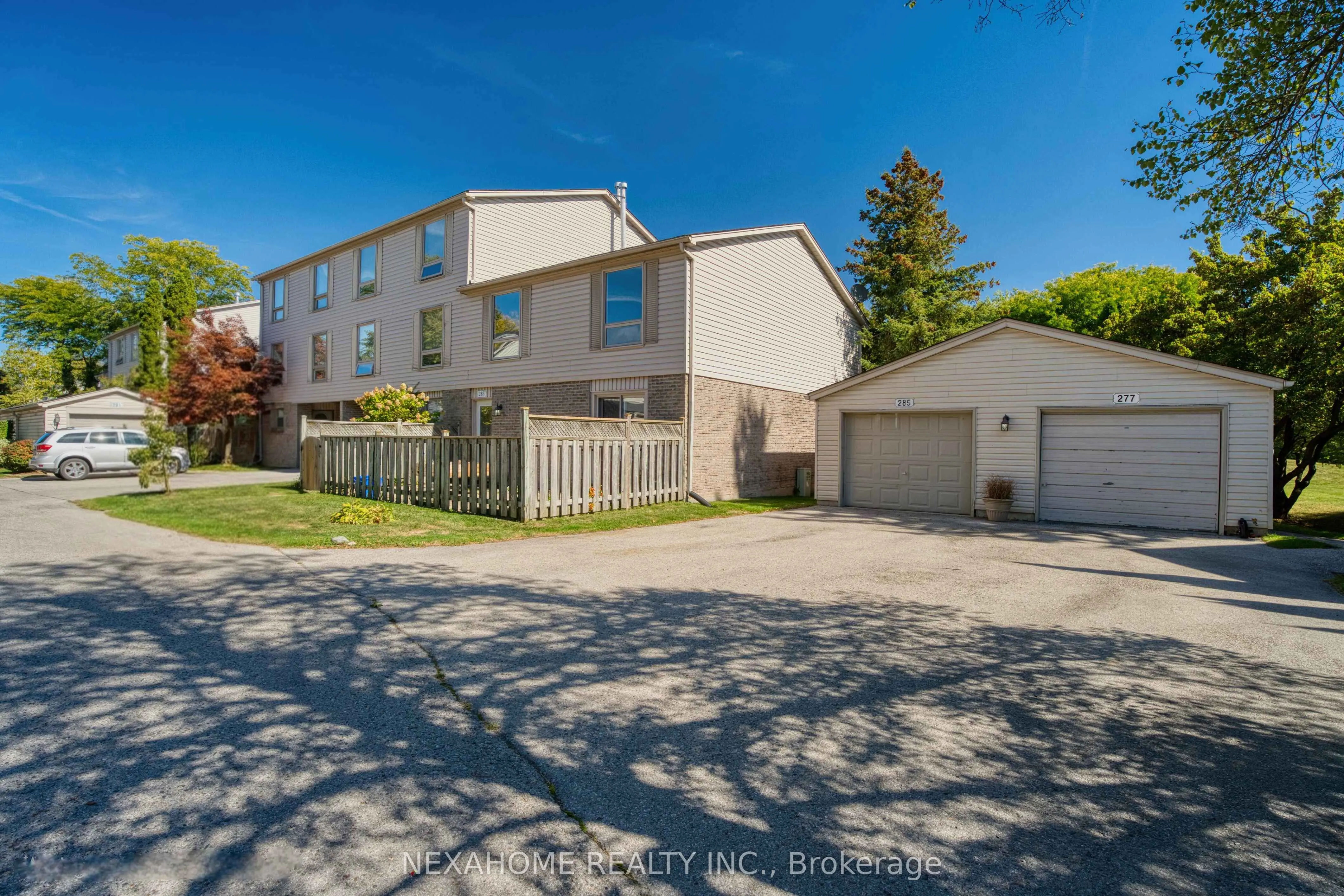 285 EVERGLADE Crescent, #33