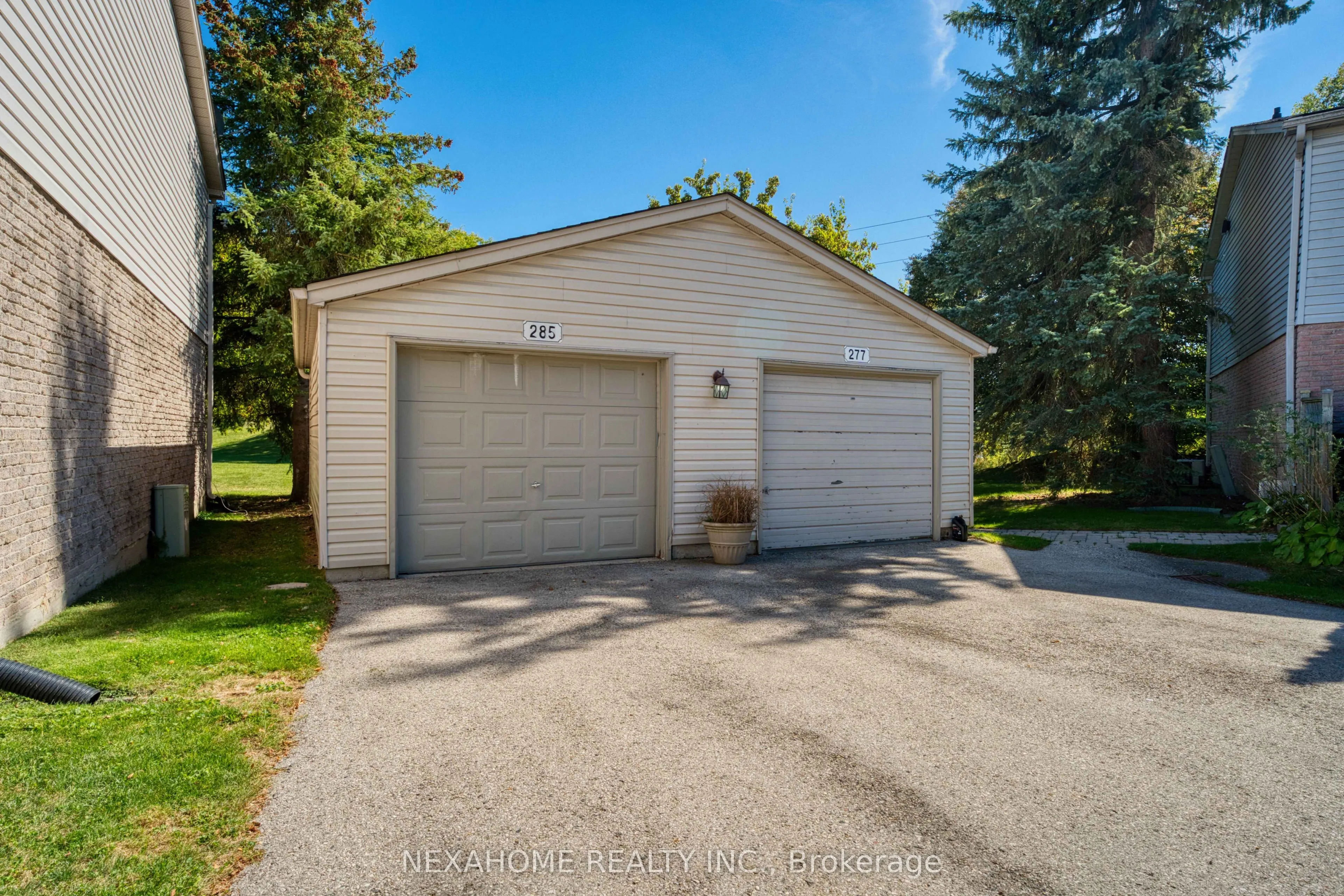 285 EVERGLADE Crescent, #33