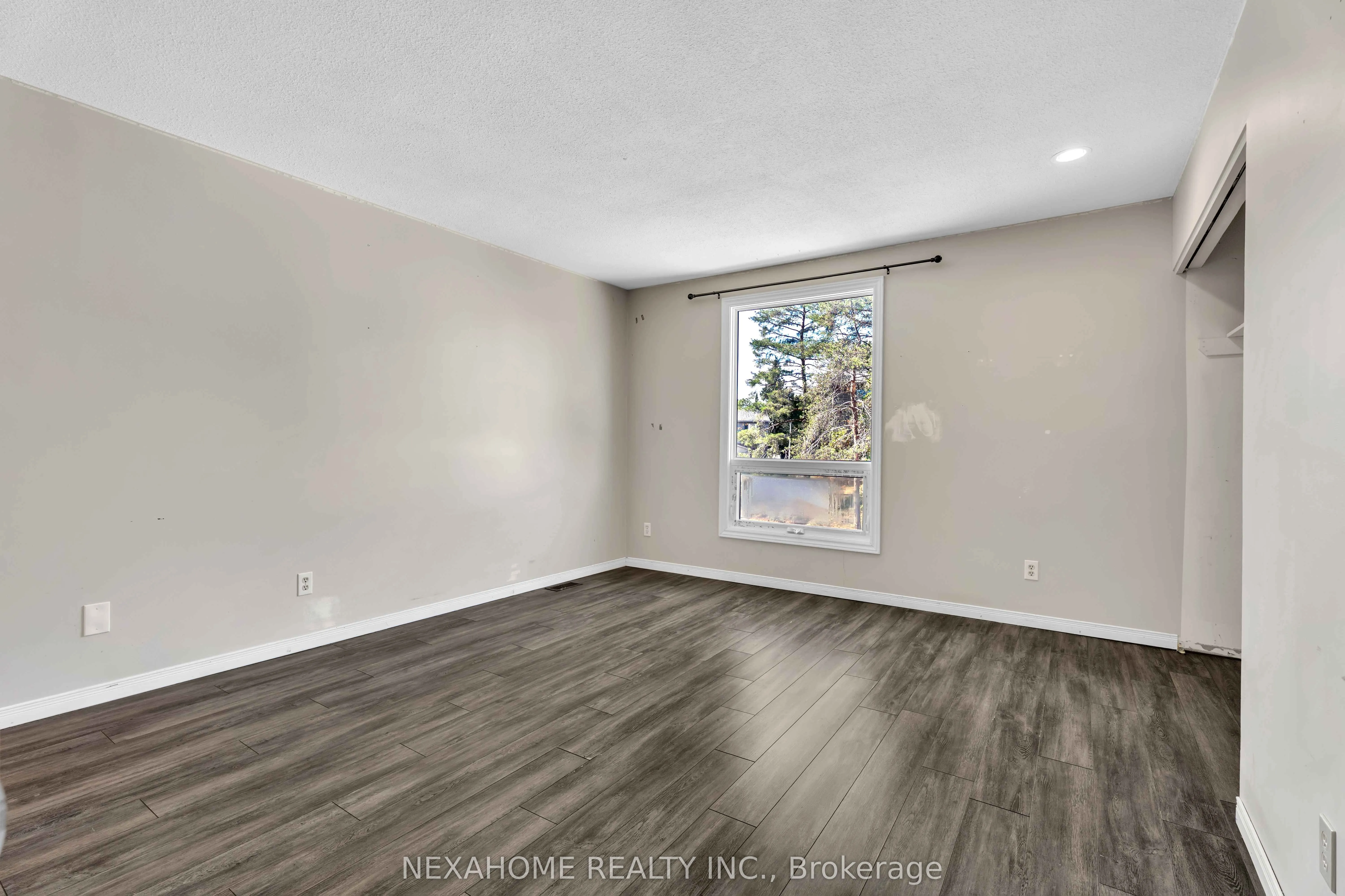 285 EVERGLADE Crescent, #33