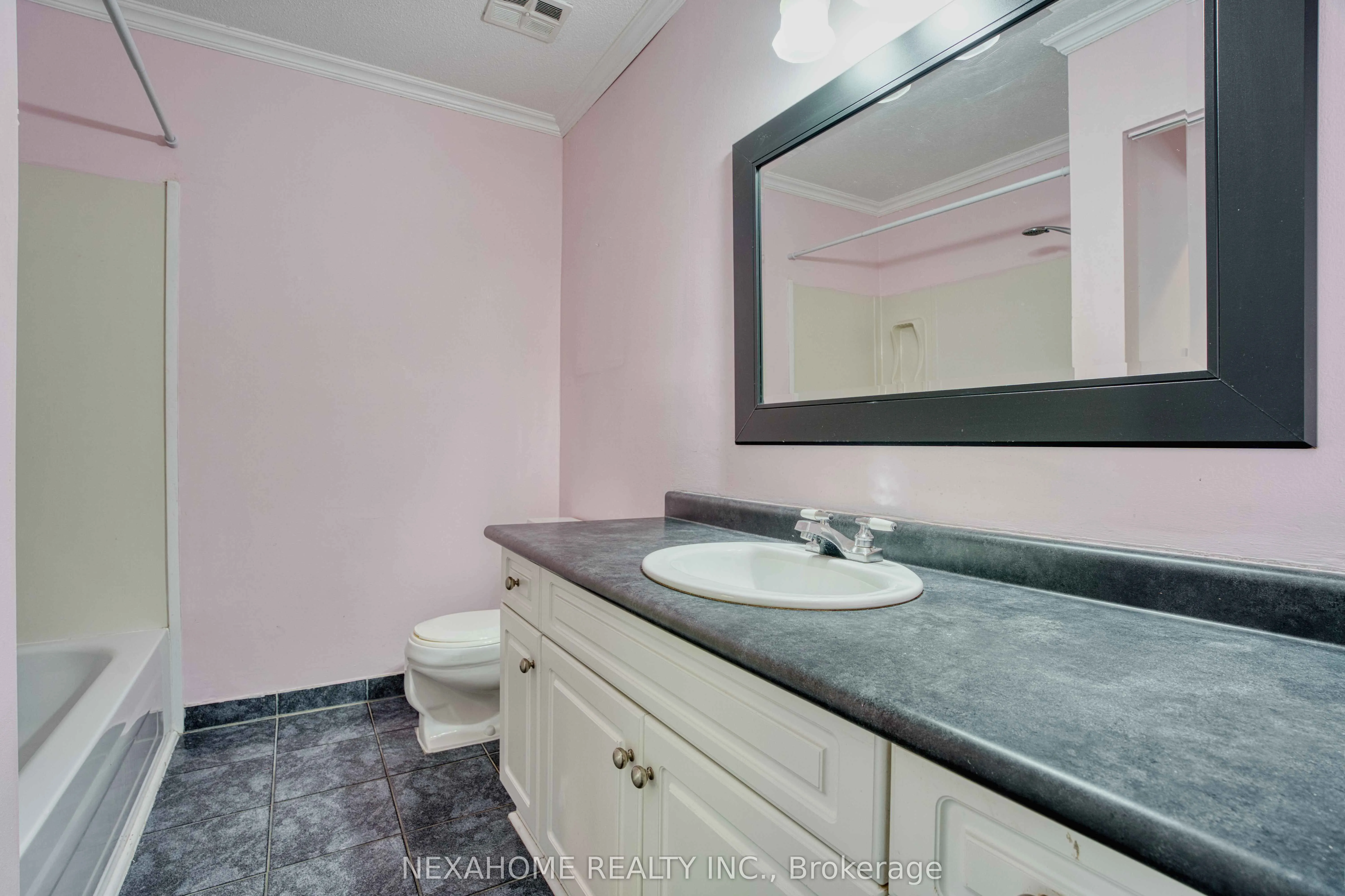 285 EVERGLADE Crescent, #33