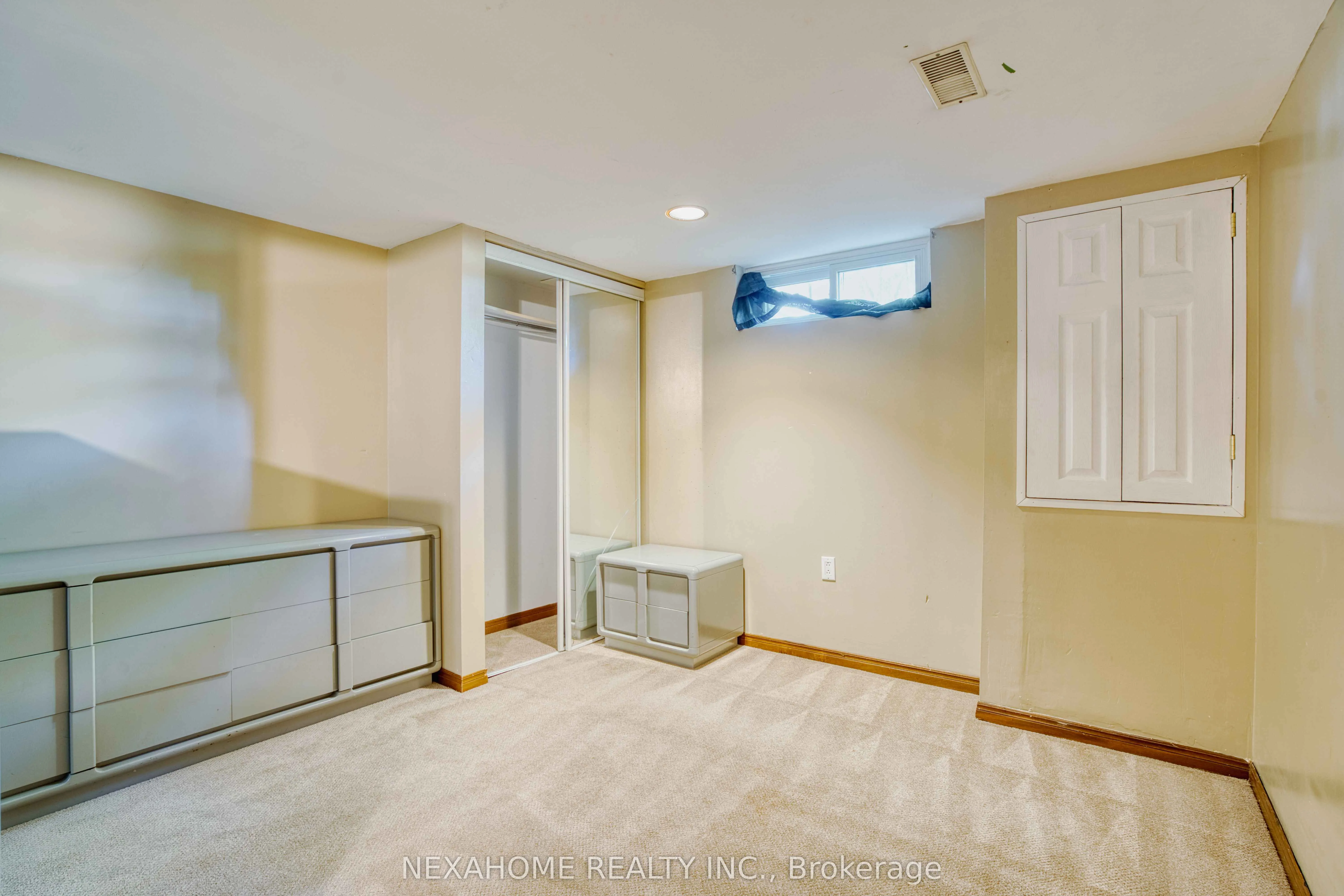 285 EVERGLADE Crescent, #33