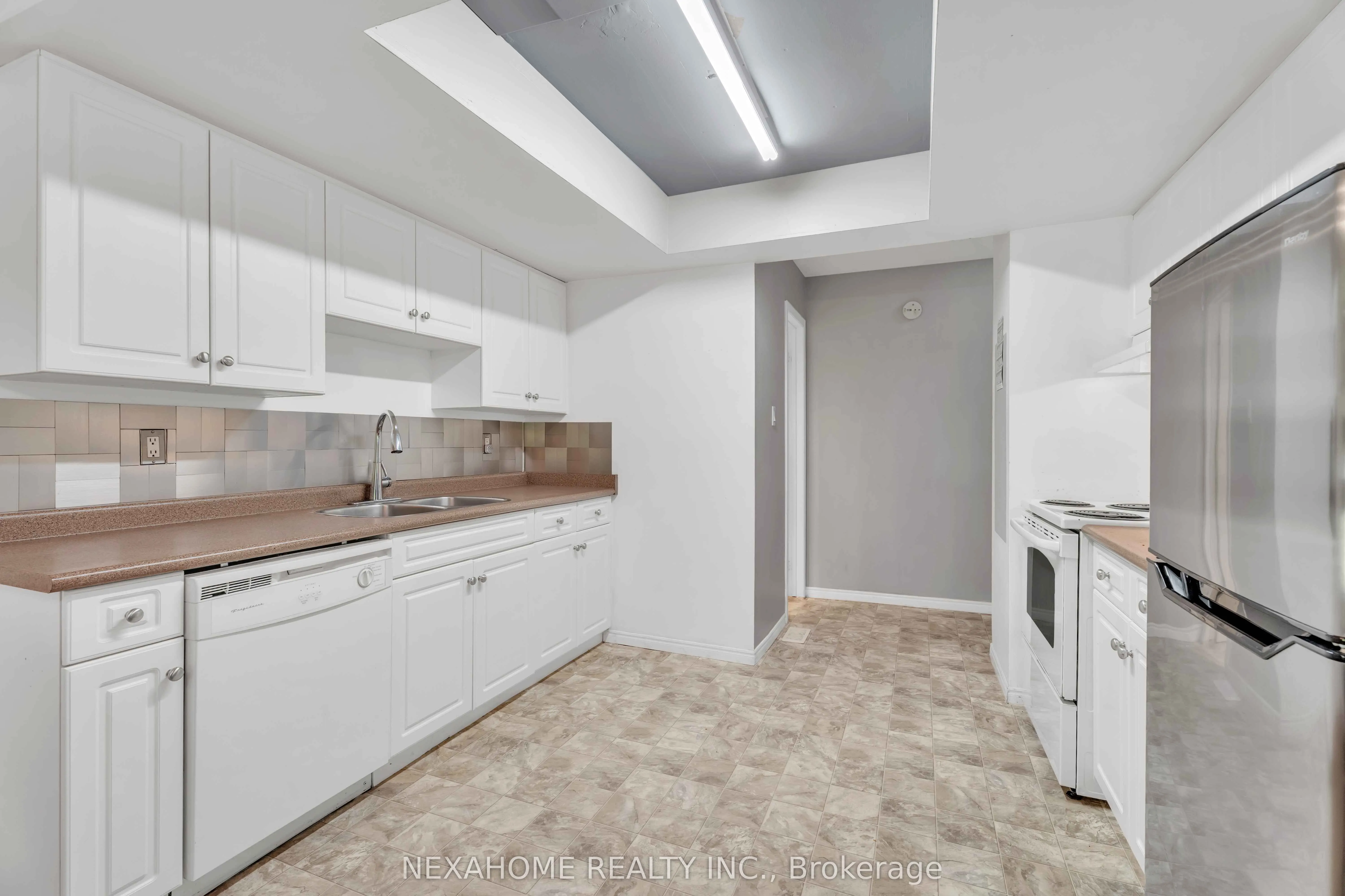 285 EVERGLADE Crescent, #33