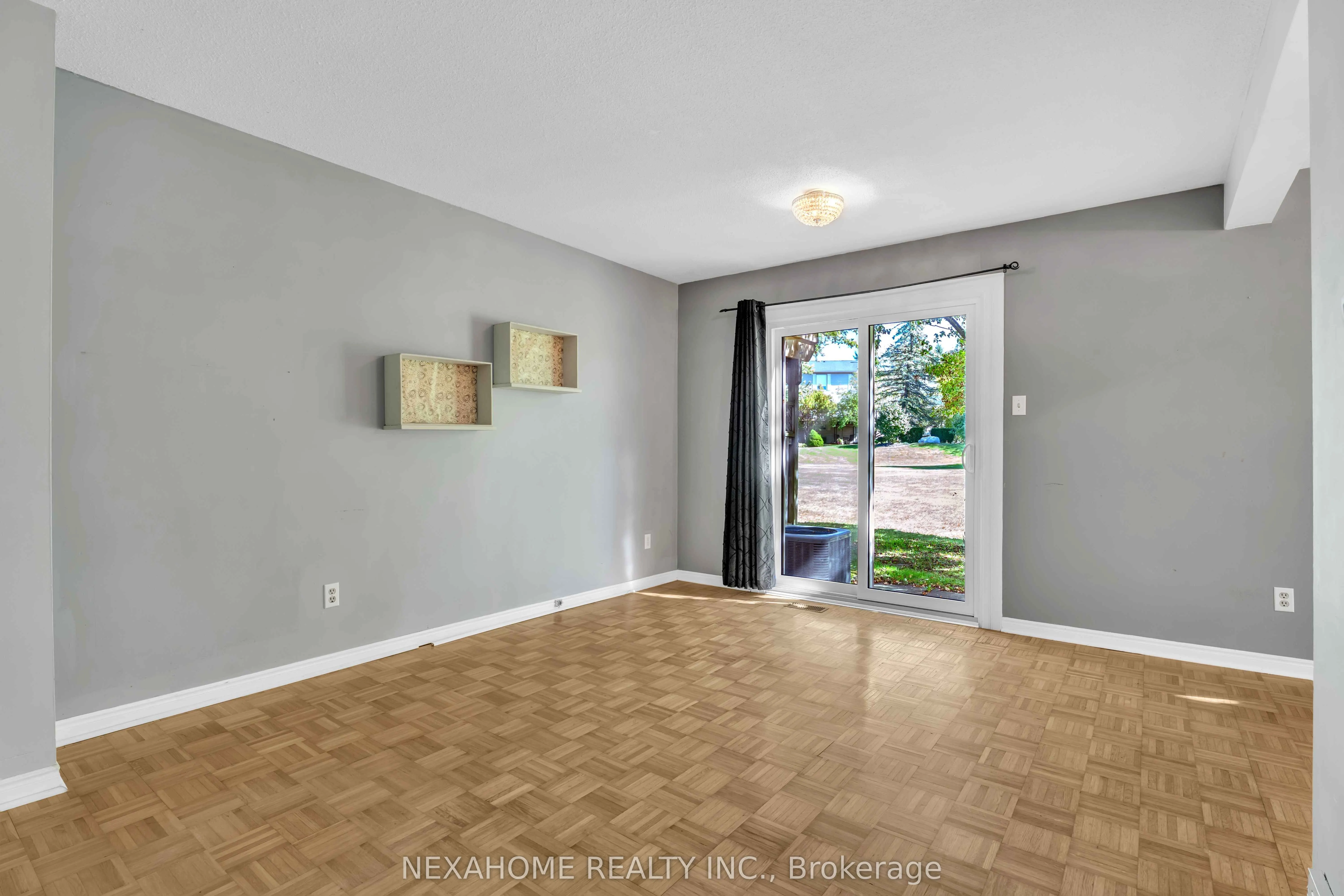 285 EVERGLADE Crescent, #33