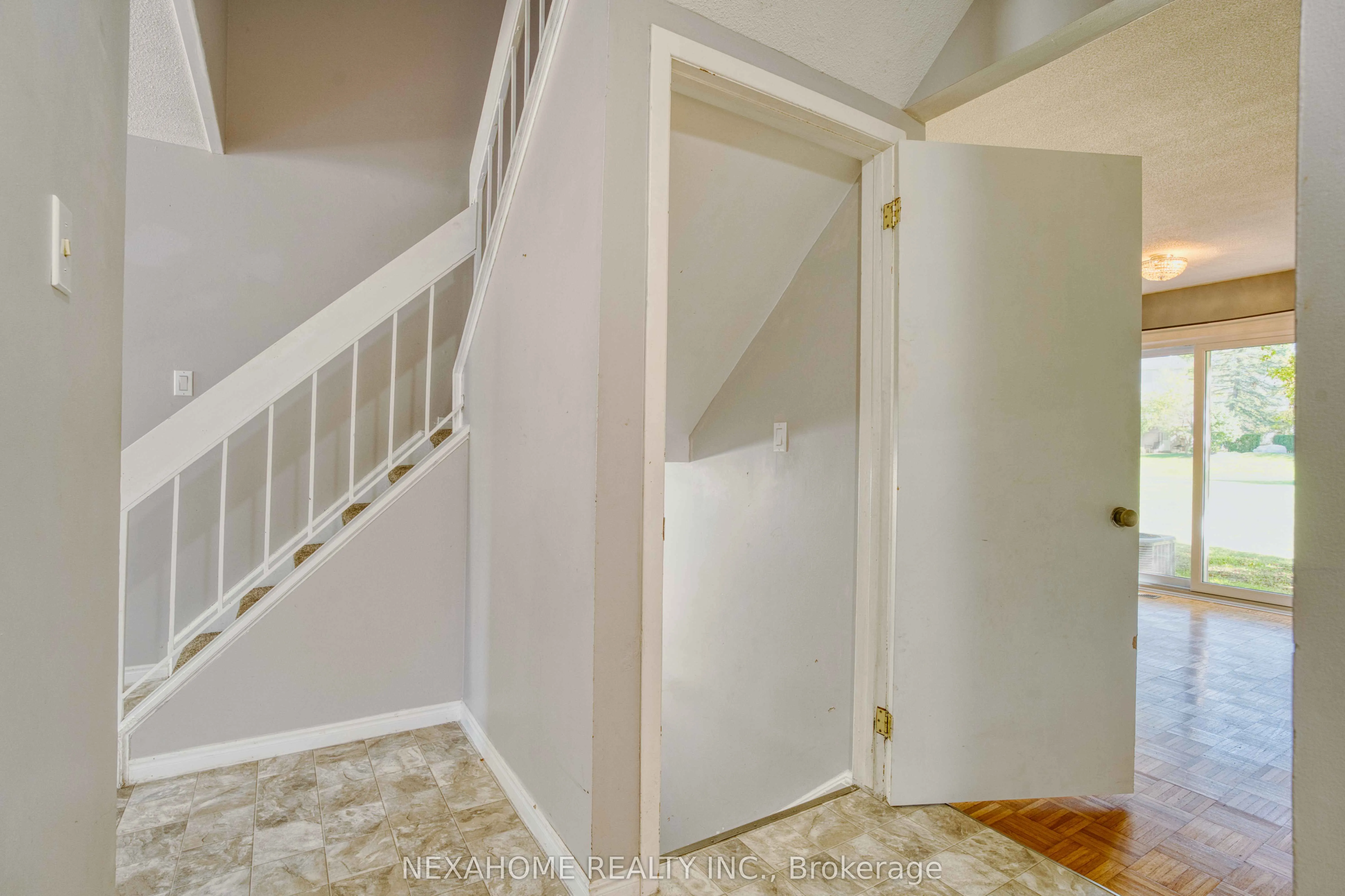 285 EVERGLADE Crescent, #33
